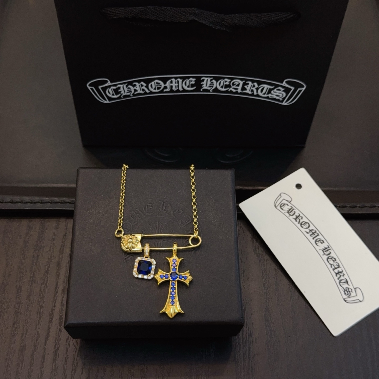  新款【专柜品质】Chrome Hearts克罗心别针蓝钻十字架项链 凹凸造型不同的花纹设计风格 呈现出
