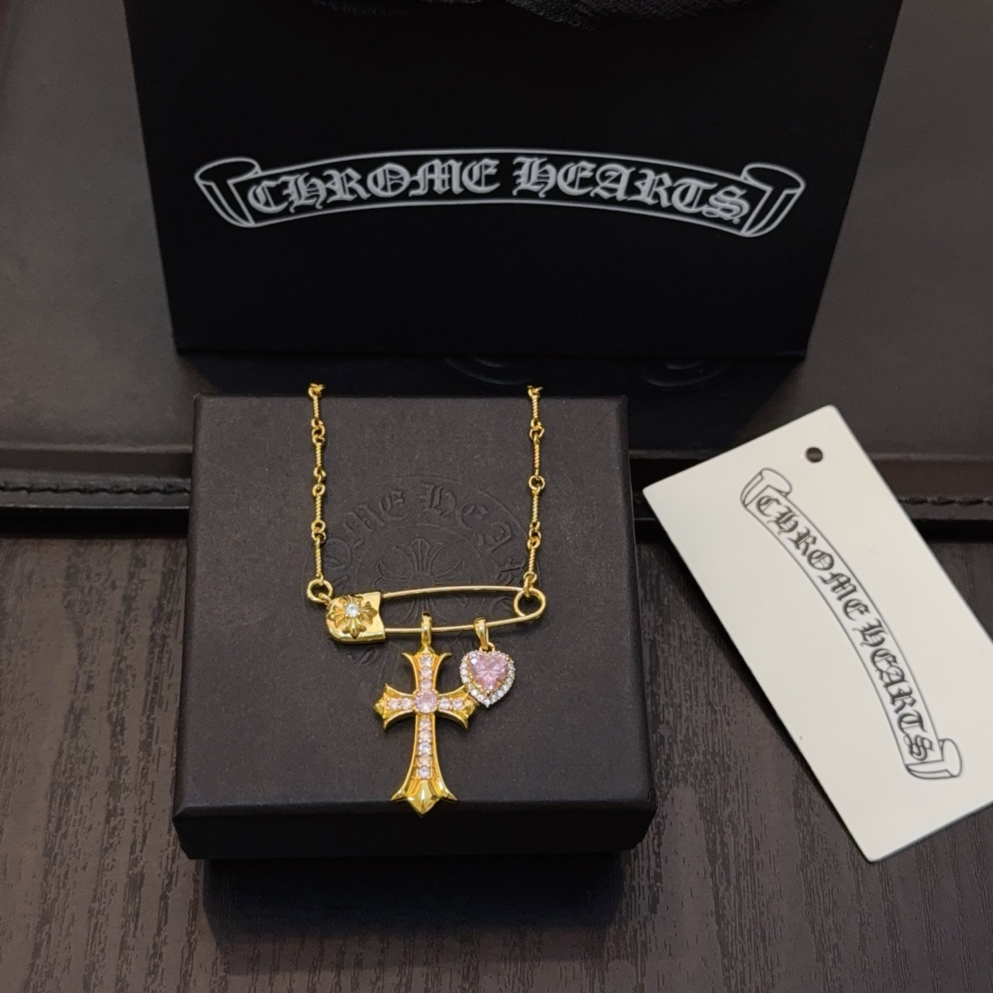  新款【专柜品质】Chrome Hearts克罗心别针紫钻十字架项链 凹凸造型不同的花纹设计风格 呈现出