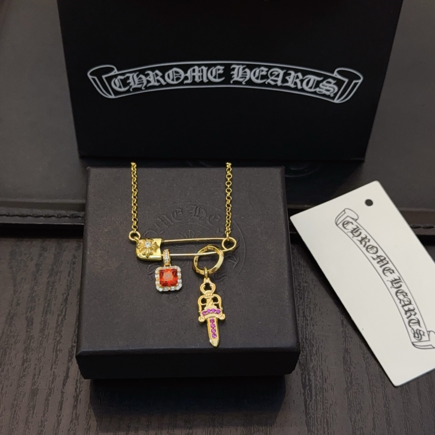   新款【专柜品质】Chrome Hearts克罗心别针宝剑项链 凹凸造型不同的花纹设计风格 呈现出与众