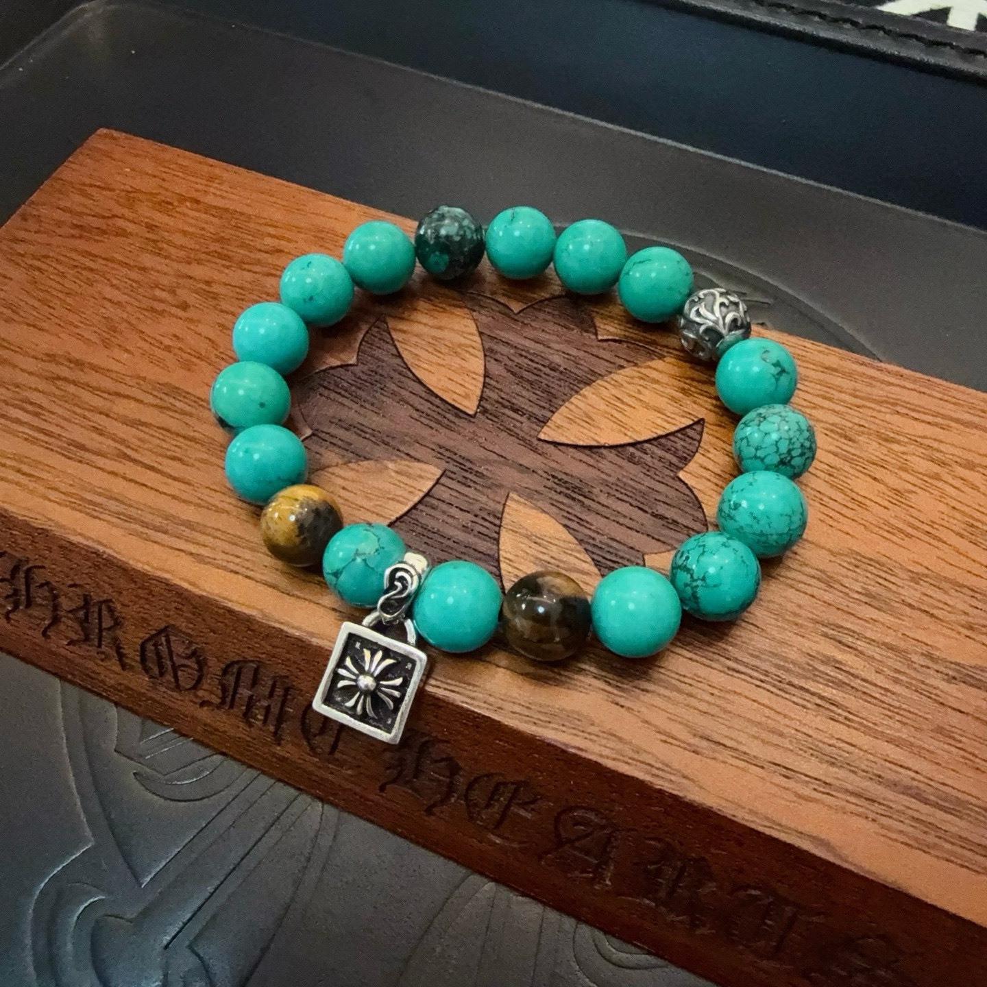  新款【专柜品质】Chrome Hearts克罗心经典复古多元绿松石手链手串，凹凸造型不同的花纹设计风格