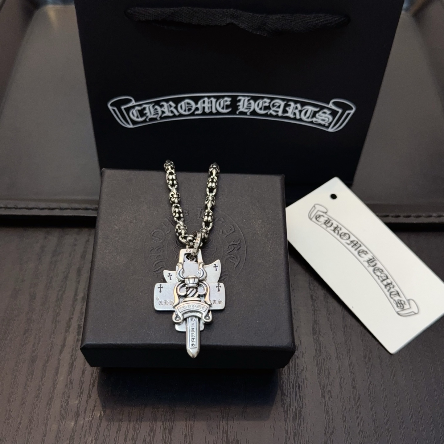   新款【专柜品质】Chrome Hearts克罗心童军菜项链 三重合宝剑吊坠 凹凸造型不同的花纹设计风