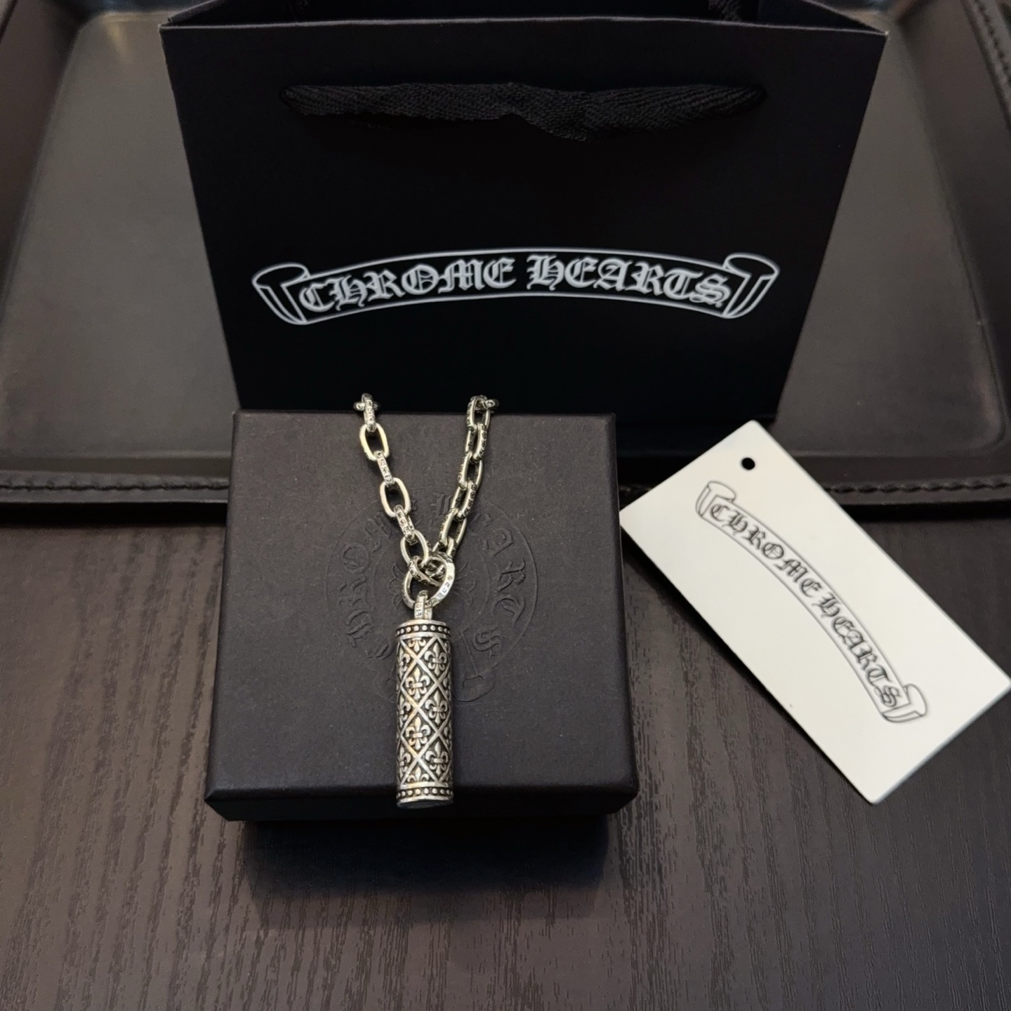   新款【专柜品质】Chrome Hearts克罗心字母项链 童军花圆柱吊坠 凹凸造型不同的花纹设计风格