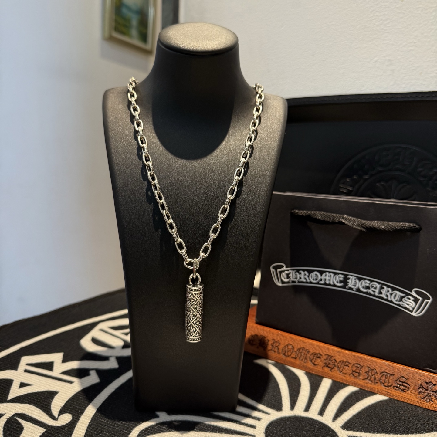   新款【专柜品质】Chrome Hearts克罗心字母项链 童军花圆柱吊坠 凹凸造型不同的花纹设计风格