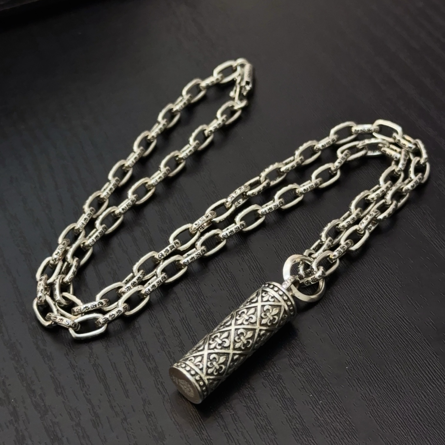   新款【专柜品质】Chrome Hearts克罗心字母项链 童军花圆柱吊坠 凹凸造型不同的花纹设计风格