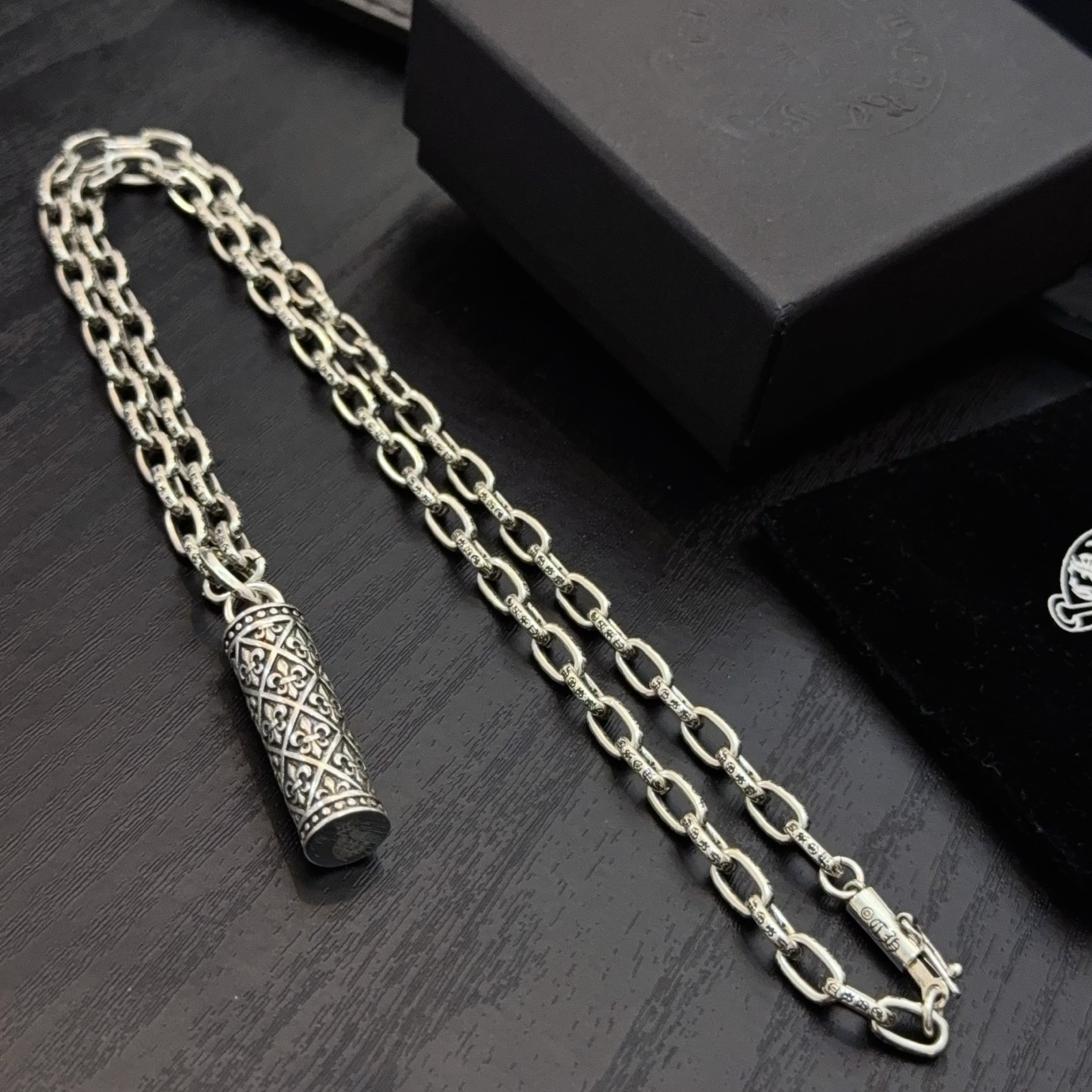   新款【专柜品质】Chrome Hearts克罗心字母项链 童军花圆柱吊坠 凹凸造型不同的花纹设计风格