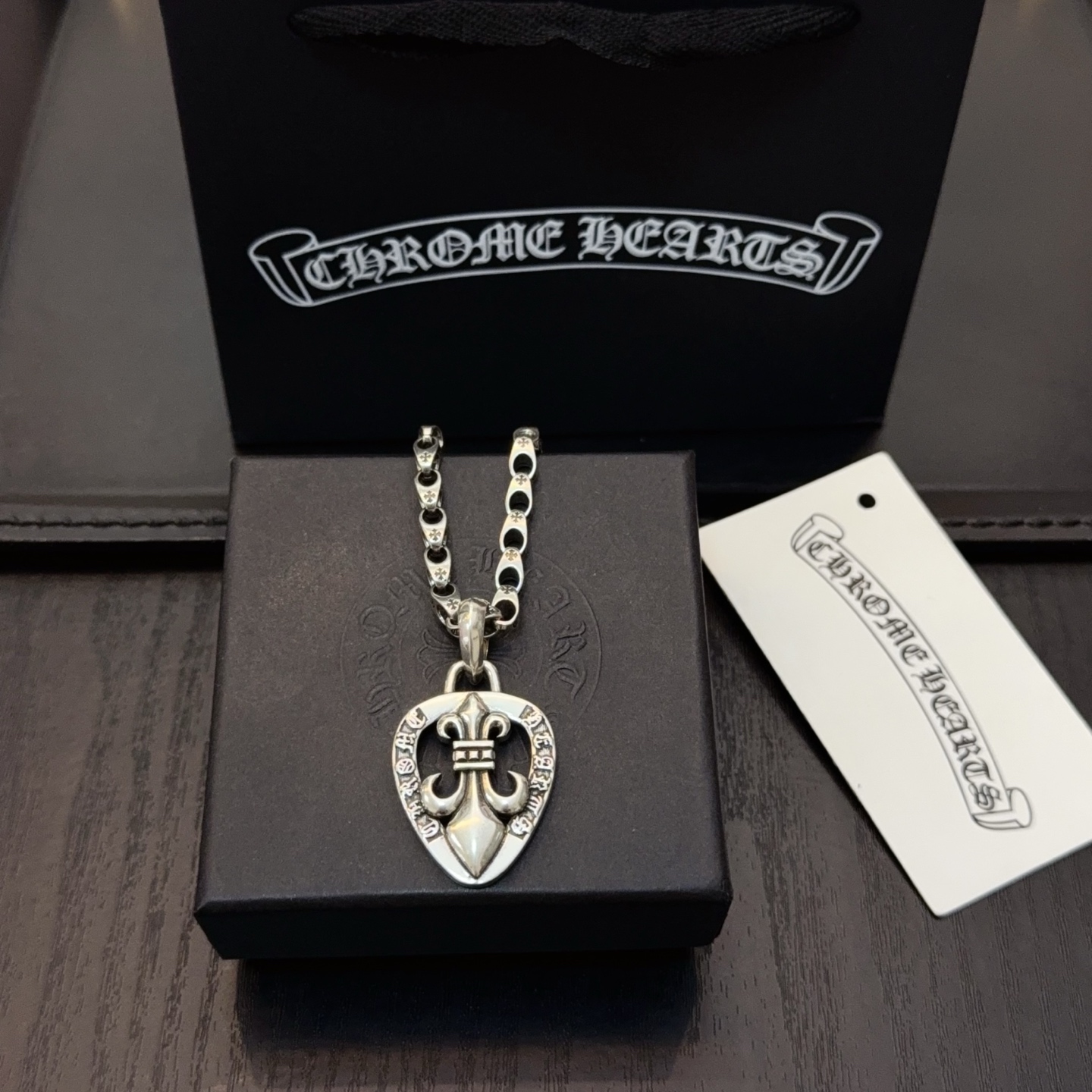   新款【专柜品质】Chrome Hearts克罗心十字架项链 心型童军花吊坠 凹凸造型不同的花纹设计风