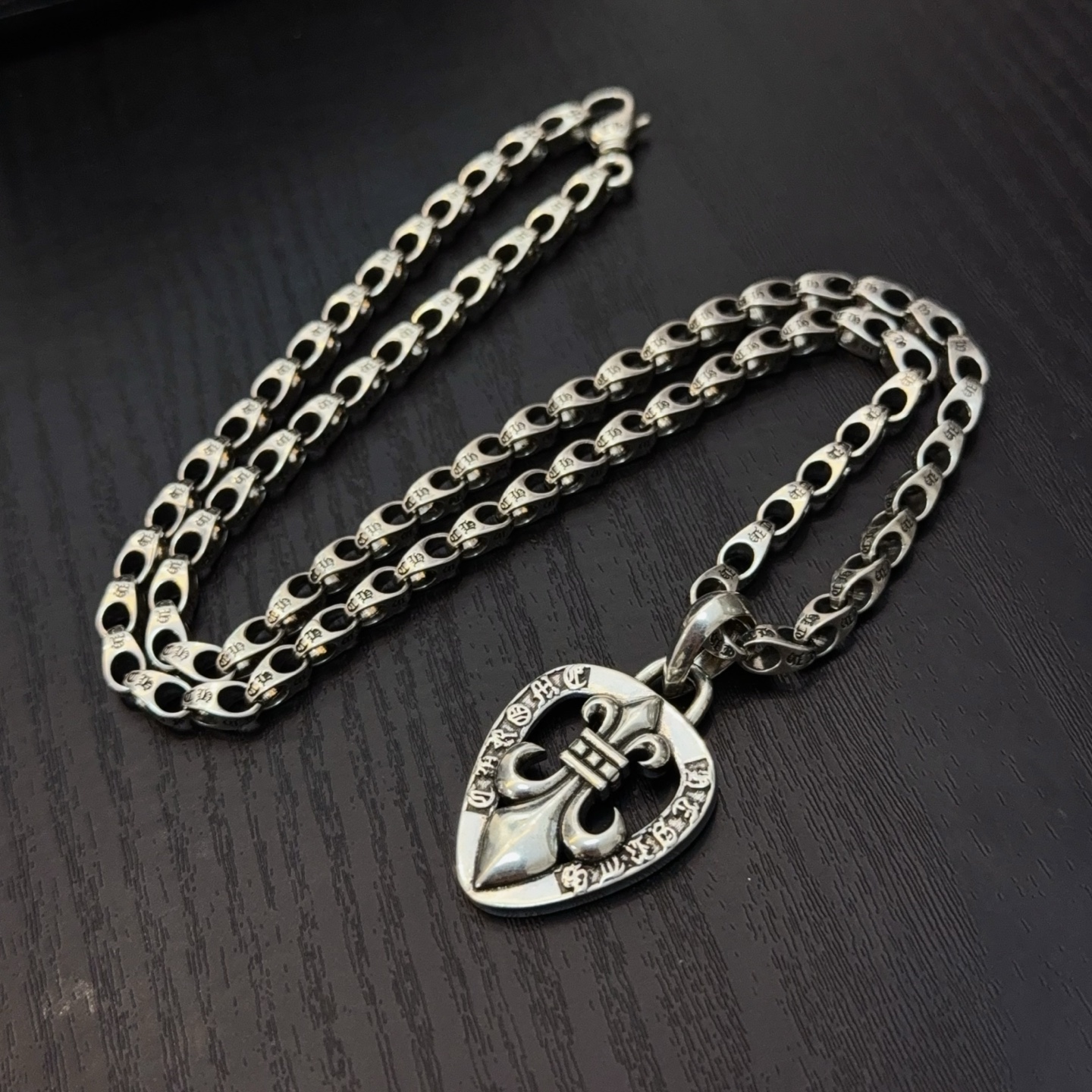   新款【专柜品质】Chrome Hearts克罗心十字架项链 心型童军花吊坠 凹凸造型不同的花纹设计风