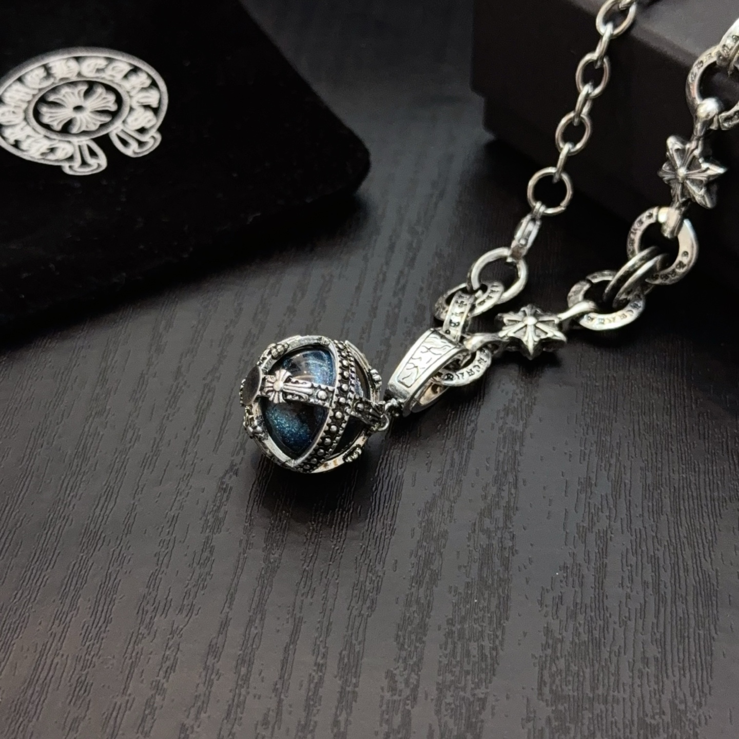    新款【专柜品质】Chrome Hearts克罗心十字架星球项链 凹凸造型不同的花纹设计风格 呈现出