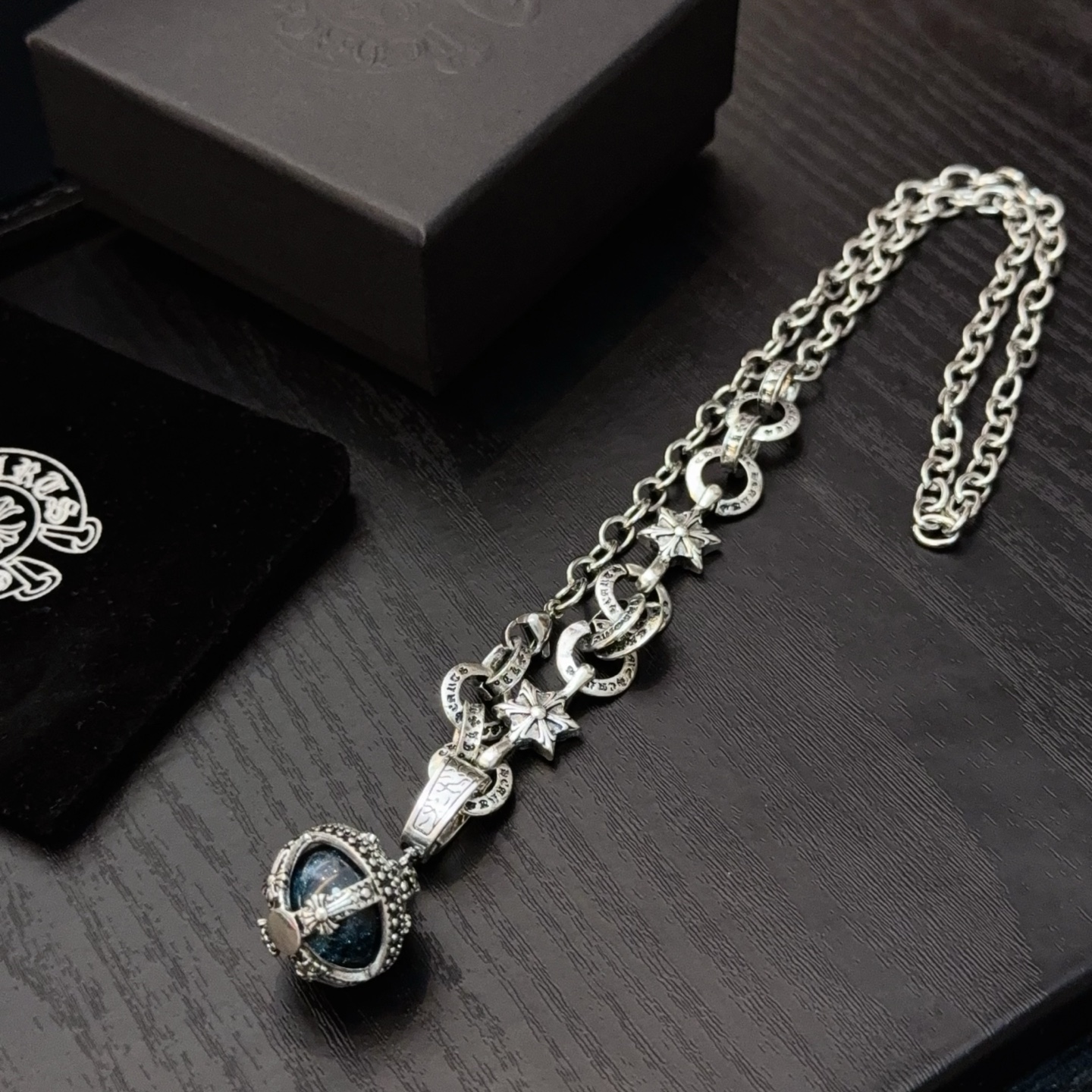    新款【专柜品质】Chrome Hearts克罗心十字架星球项链 凹凸造型不同的花纹设计风格 呈现出