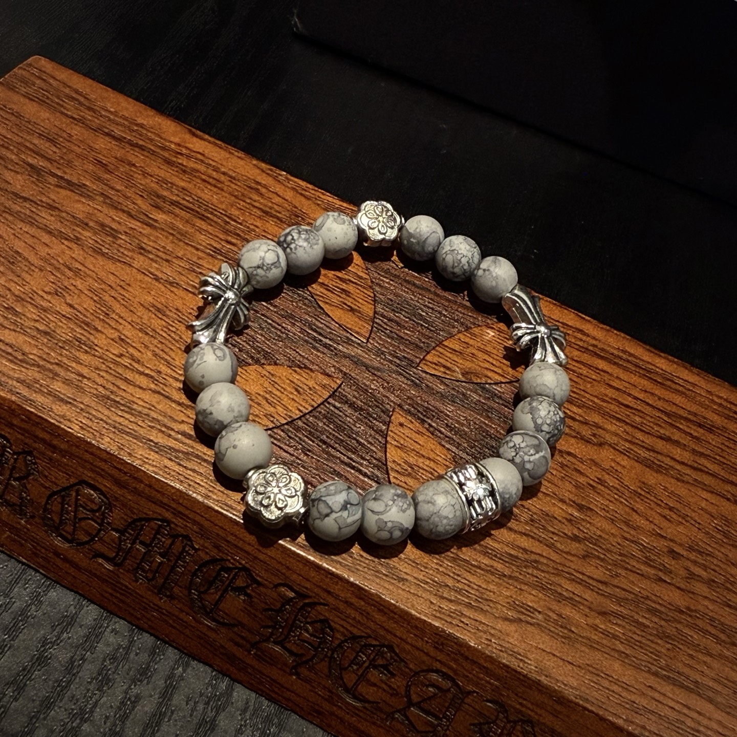 新款【专柜品质】Chrome Hearts克罗心经典复古多元素手链手串，凹凸造型不同的花纹设计风格 呈