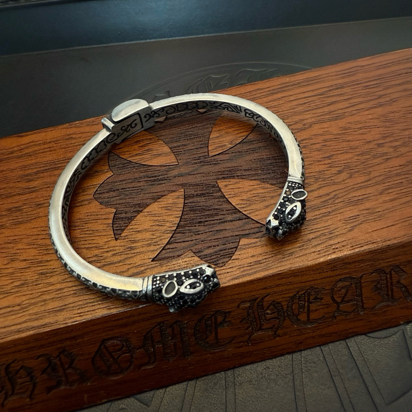  专柜品质Chrome Hearts克罗心手镯，凹凸造型不同的花纹设计风格 呈现出与众不同 十字架 童军
