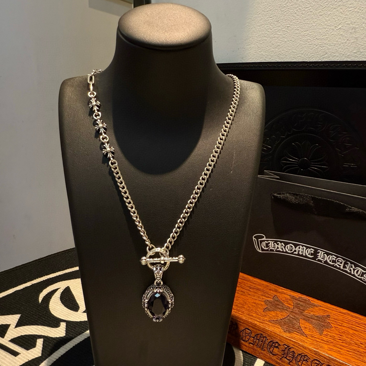  新款【专柜品质】Chrome Hearts克罗心十字架项链，紫钻吊坠 凹凸造型不同的花纹设计风格 呈现
