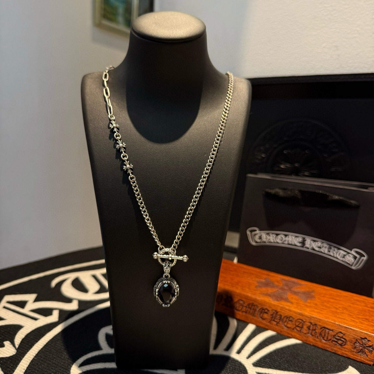  新款【专柜品质】Chrome Hearts克罗心十字架项链，紫钻吊坠 凹凸造型不同的花纹设计风格 呈现