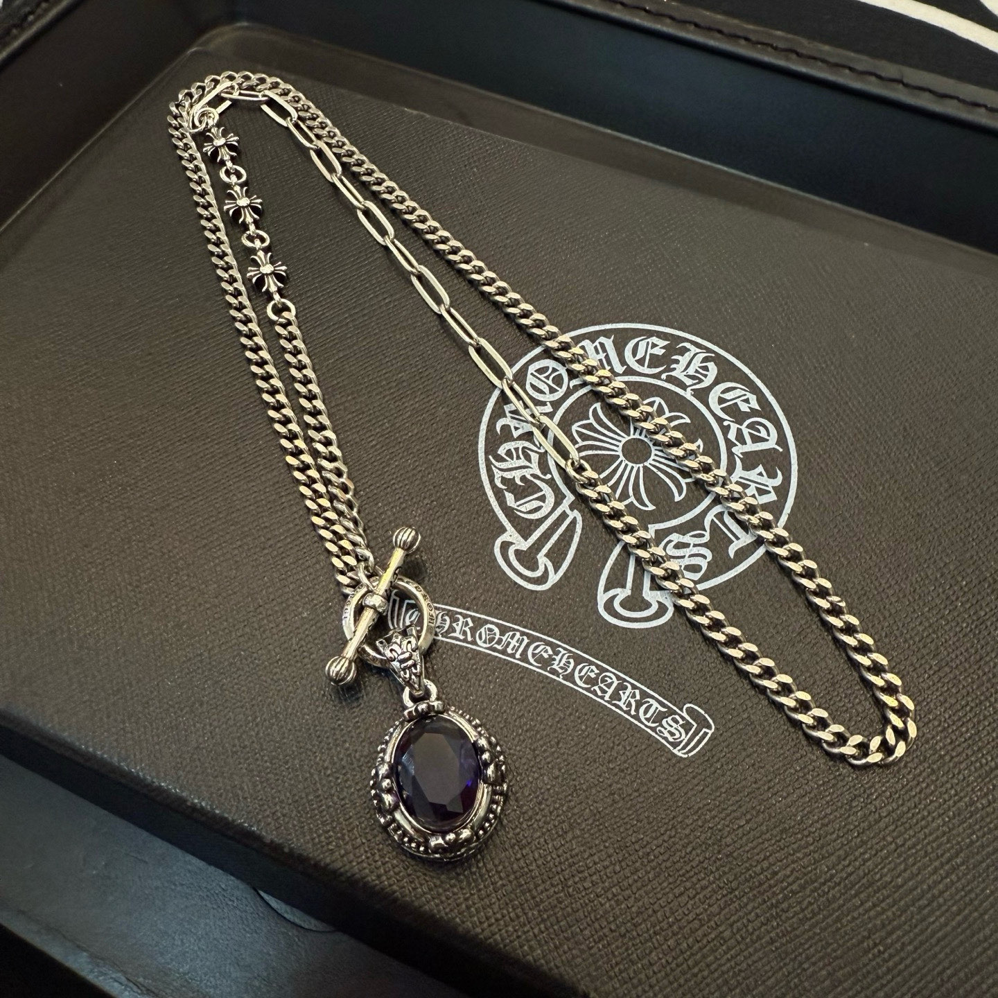  新款【专柜品质】Chrome Hearts克罗心十字架项链，紫钻吊坠 凹凸造型不同的花纹设计风格 呈现