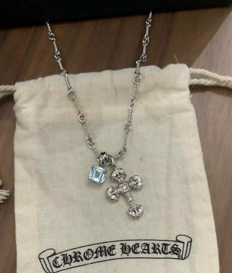 批 新款【专柜品质】Chrome Hearts克罗心 浅蓝小方糖火焰十字架项链 凹凸造型不同的花纹设计风