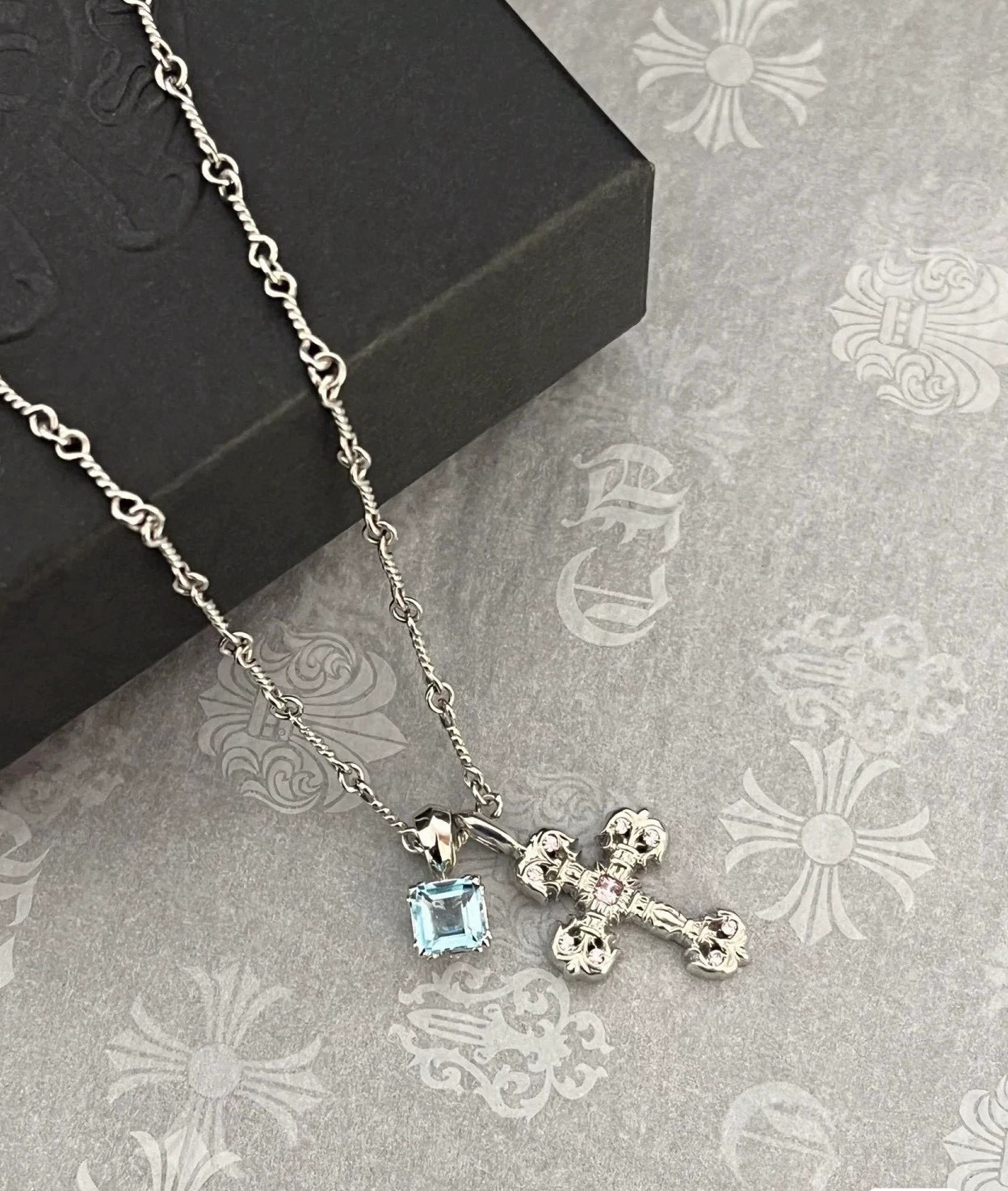 批 新款【专柜品质】Chrome Hearts克罗心 浅蓝小方糖火焰十字架项链 凹凸造型不同的花纹设计风