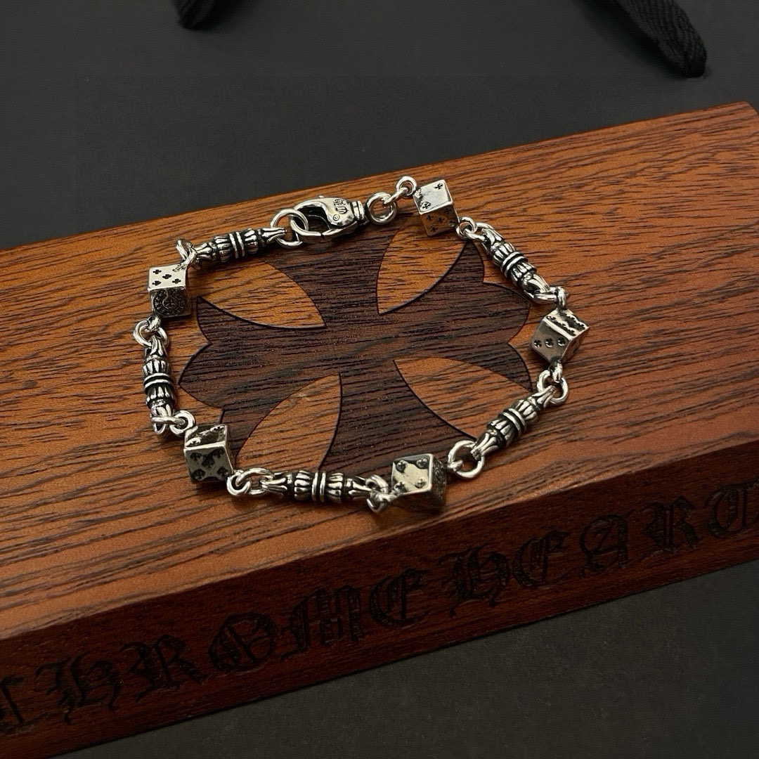   新款【专柜品质】Chrome Hearts克罗心经典复古骰子手链 凹凸造型不同的花纹设计风格 呈现出