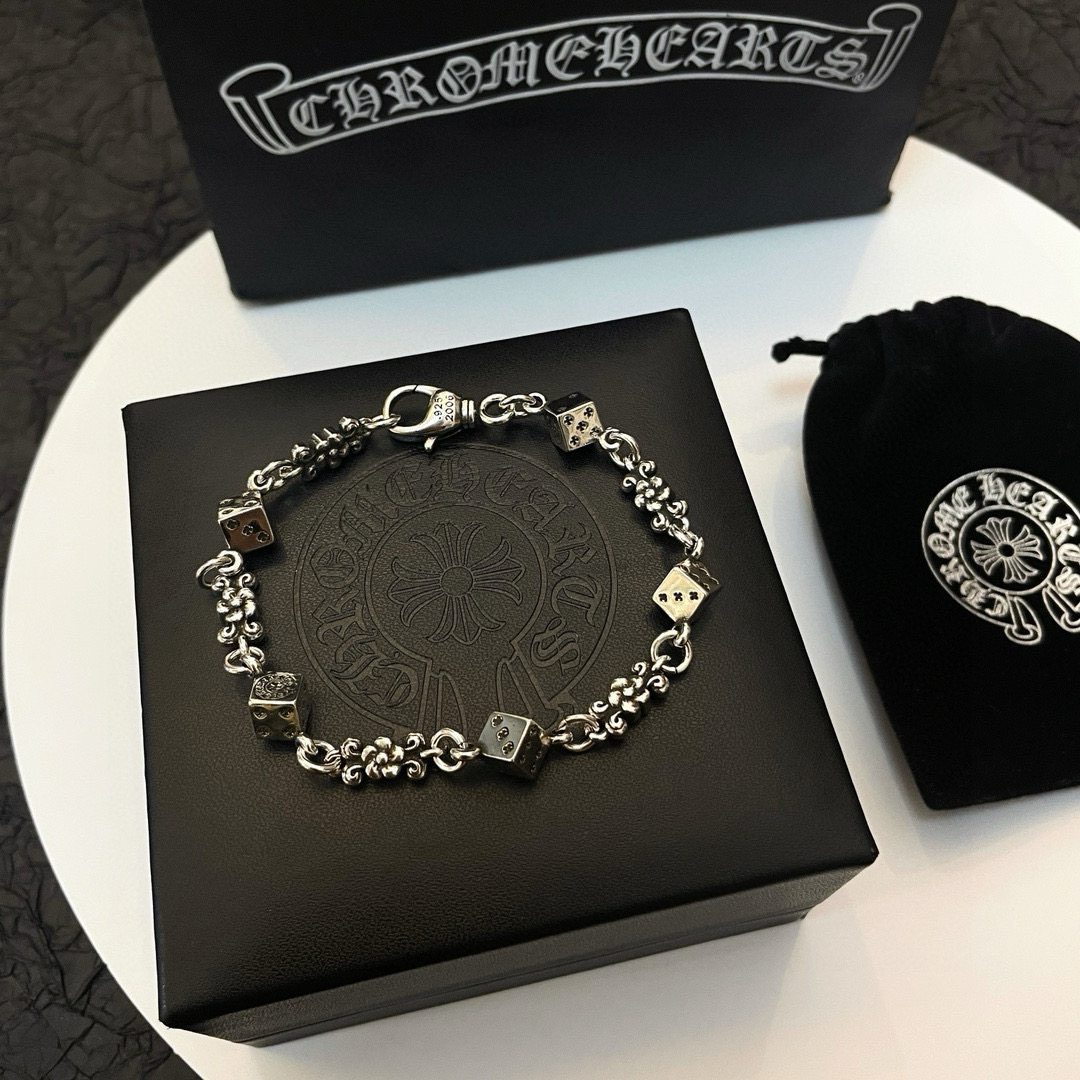 新款【专柜品质】Chrome Hearts克罗心经典复古骰子十字花手链 凹凸造型不同的花纹设计风格 呈现