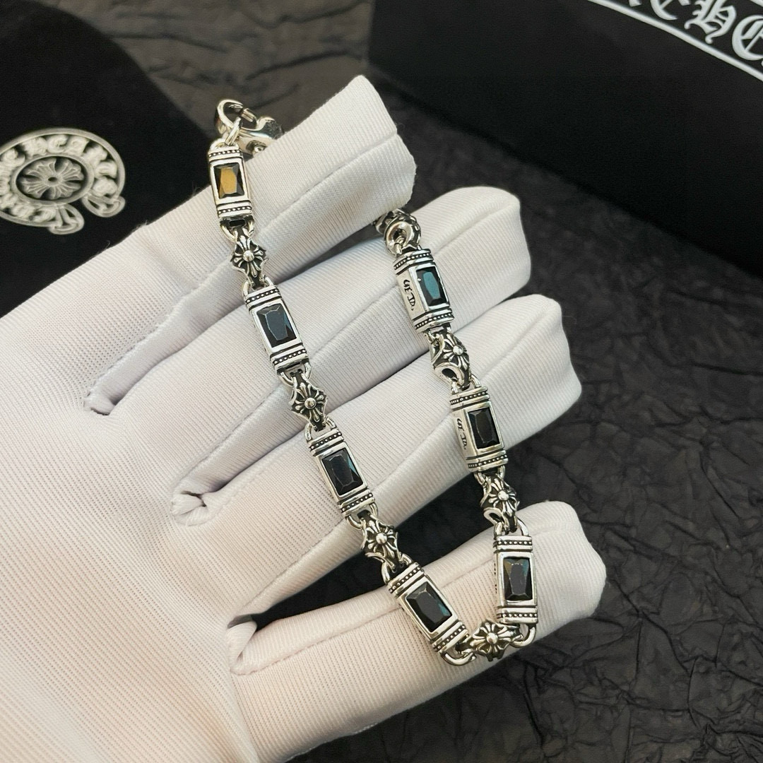  新款【专柜品质】Chrome Hearts克罗心多元素黑钻十字架手链 凹凸造型不同的花纹设计风格呈现出