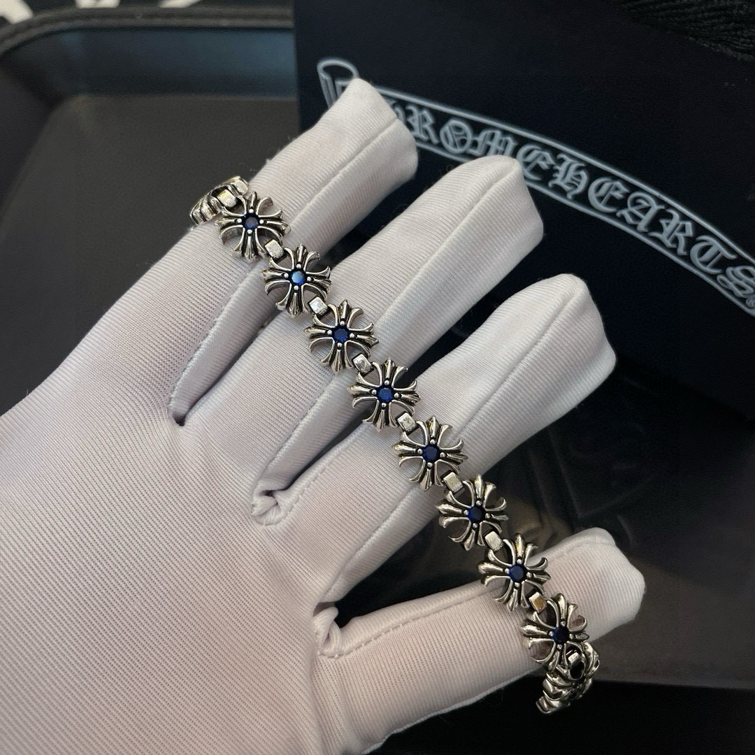   新款【专柜品质】Chrome Hearts克罗心 经典复古蓝钻十字花手链 凹凸造型不同的花纹设计风格