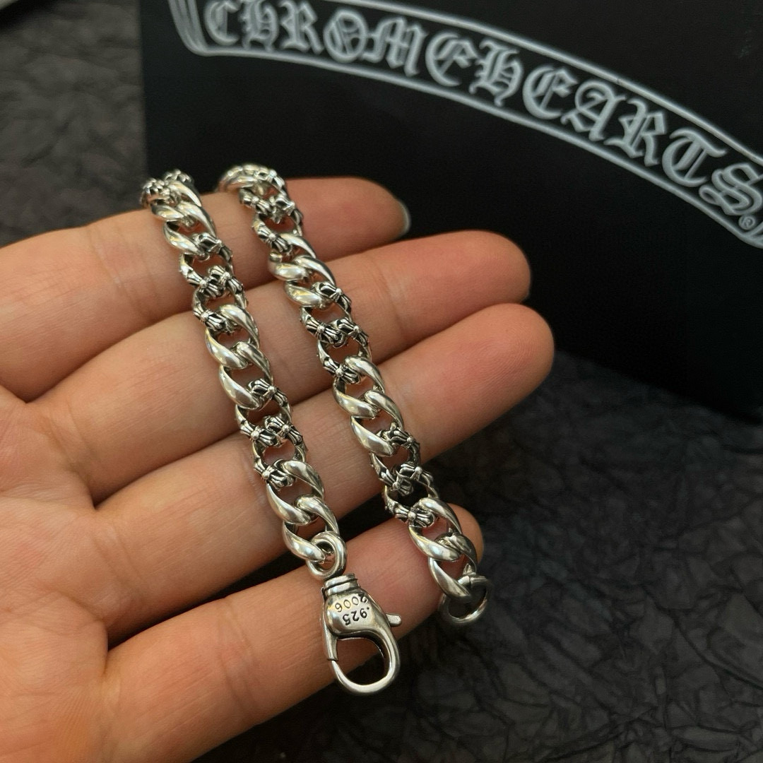   新款【专柜品质】Chrome Hearts克罗心 经典复古古巴手链 十字花凹凸造型不同的花纹设计风格