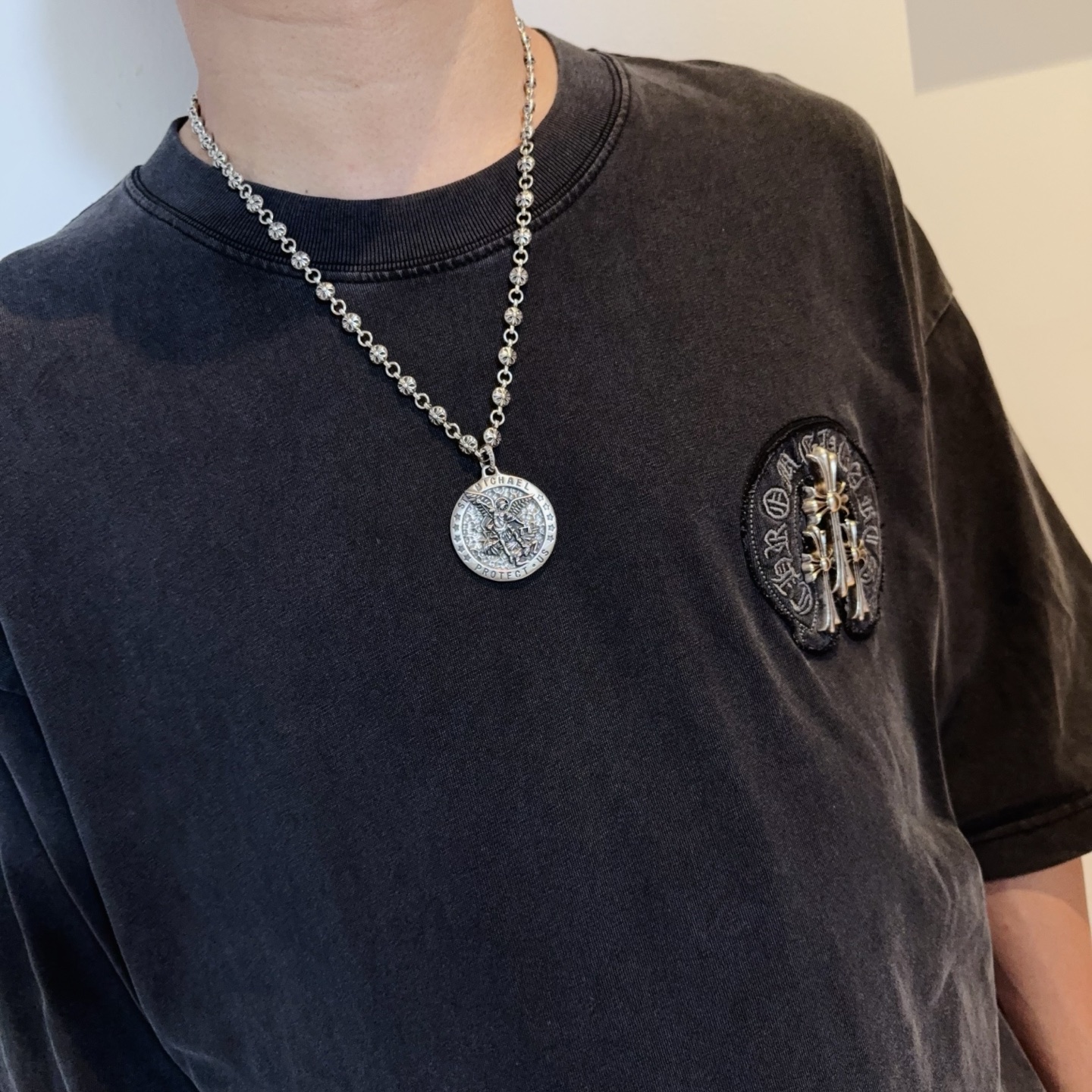  新款【专柜品质】Chrome Hearts克罗心经典复古十字花球项链 圆牌吊坠 凹凸造型不同的花纹设计