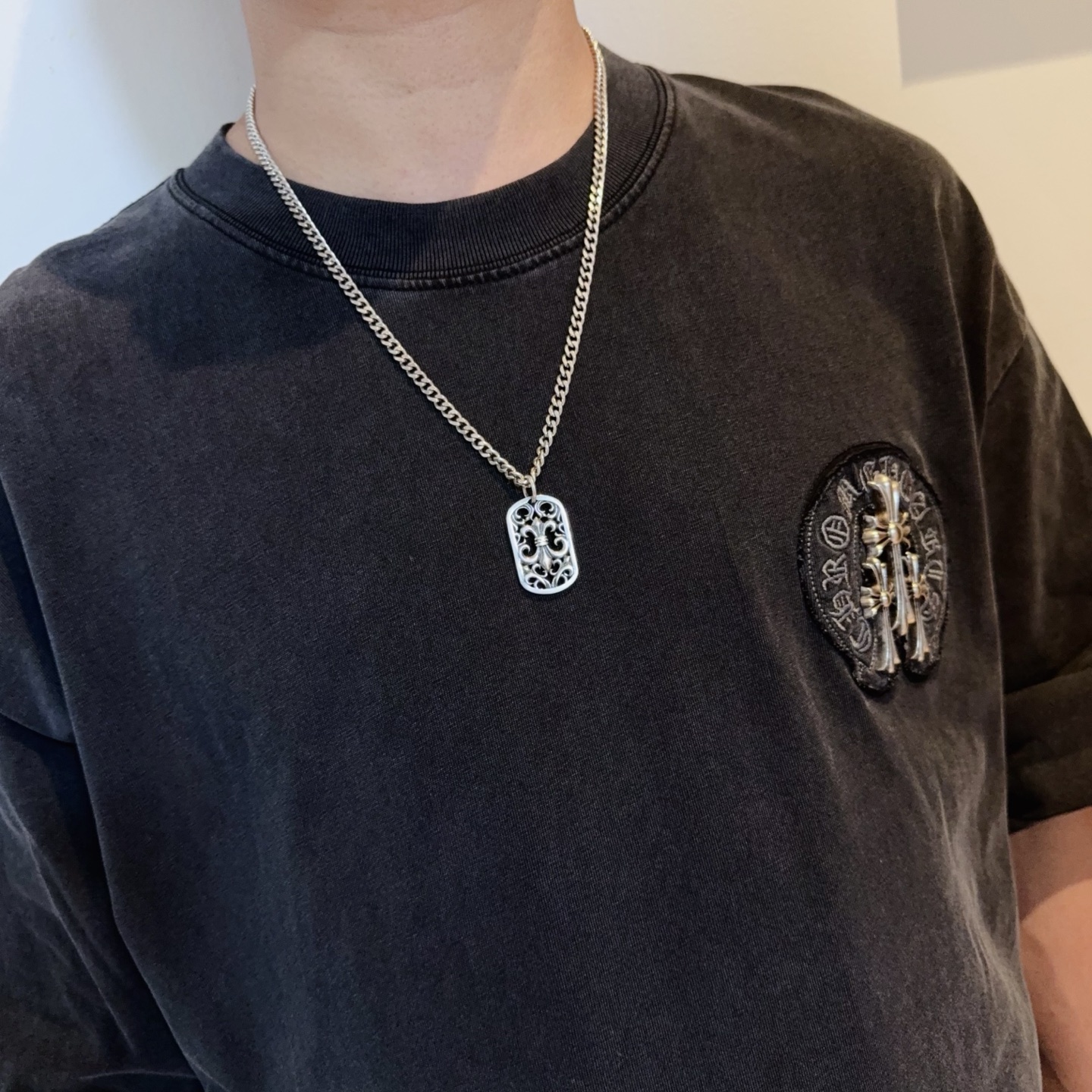  新款【专柜品质】Chrome Hearts克罗心经典复古项链 方牌十字架吊坠 凹凸造型不同的花纹设计风
