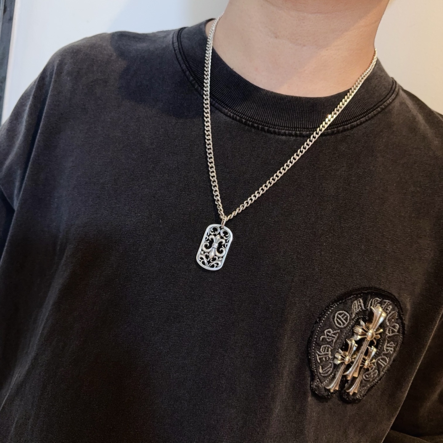  新款【专柜品质】Chrome Hearts克罗心经典复古项链 方牌十字架吊坠 凹凸造型不同的花纹设计风
