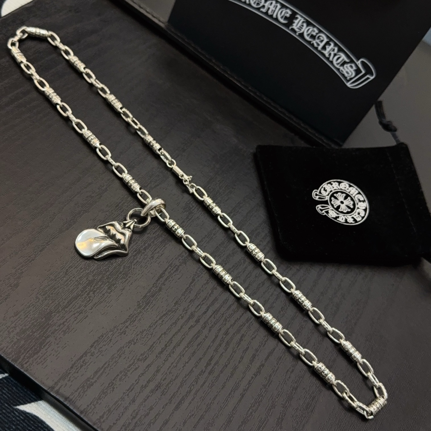  新款【专柜品质】Chrome Hearts克罗心经典复古互扣项链 大舌头吊坠 凹凸造型不同的花纹设计风