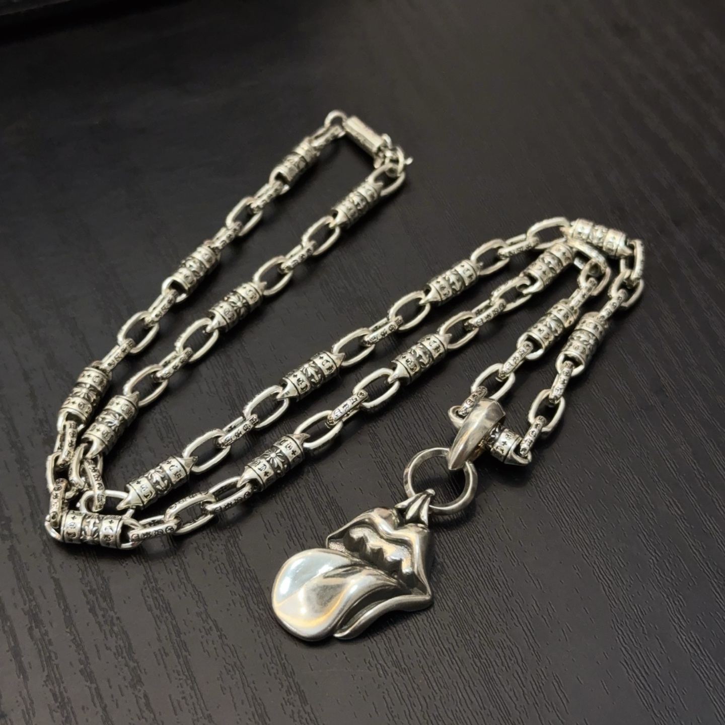  新款【专柜品质】Chrome Hearts克罗心经典复古互扣项链 大舌头吊坠 凹凸造型不同的花纹设计风
