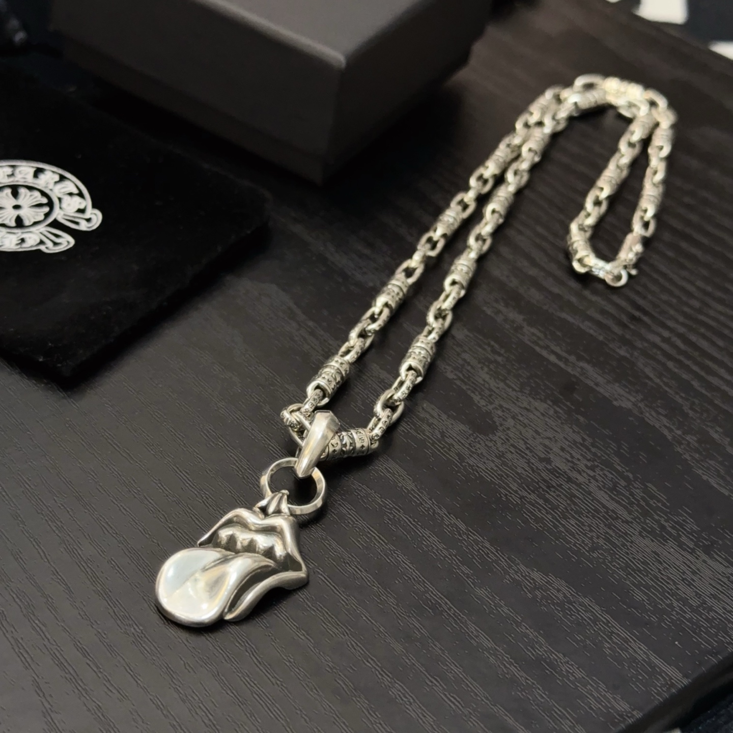  新款【专柜品质】Chrome Hearts克罗心经典复古互扣项链 大舌头吊坠 凹凸造型不同的花纹设计风