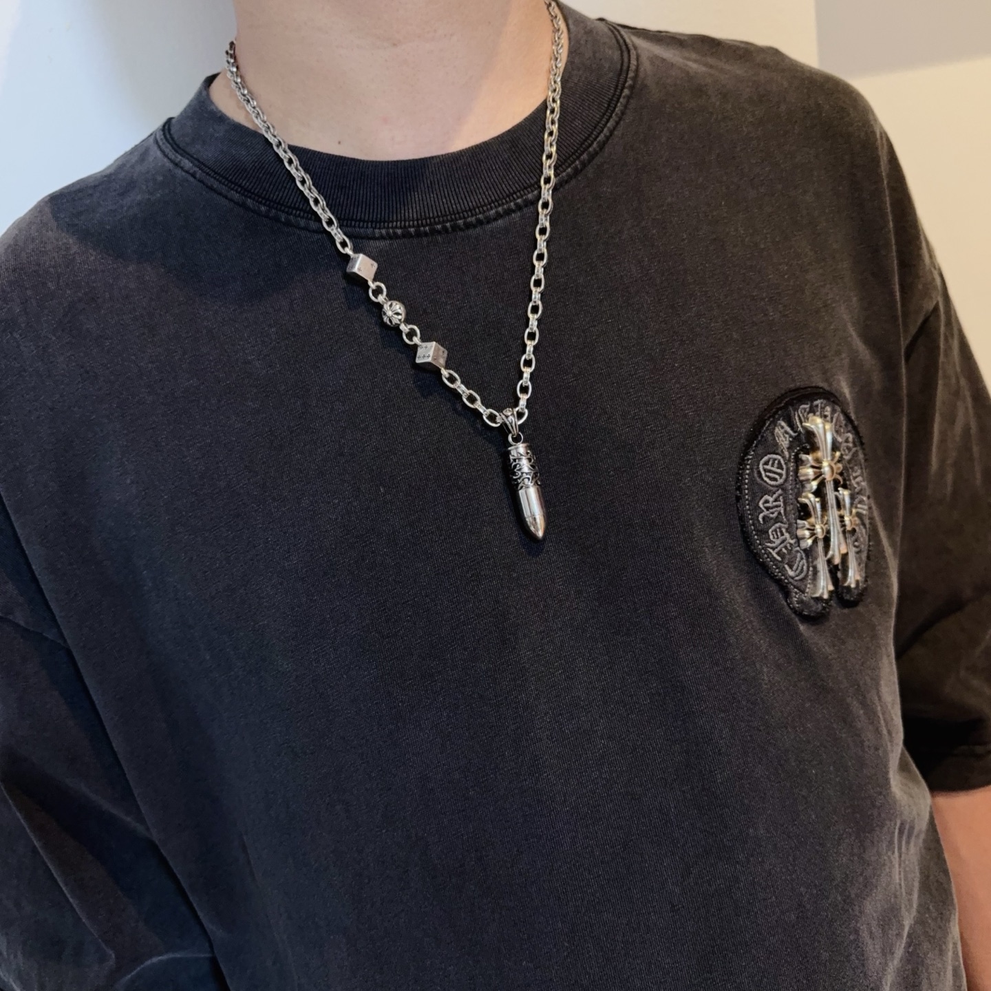  新款【专柜品质】Chrome Hearts克罗心经典复古骰子项链 子弹吊坠 凹凸造型不同的花纹设计风格