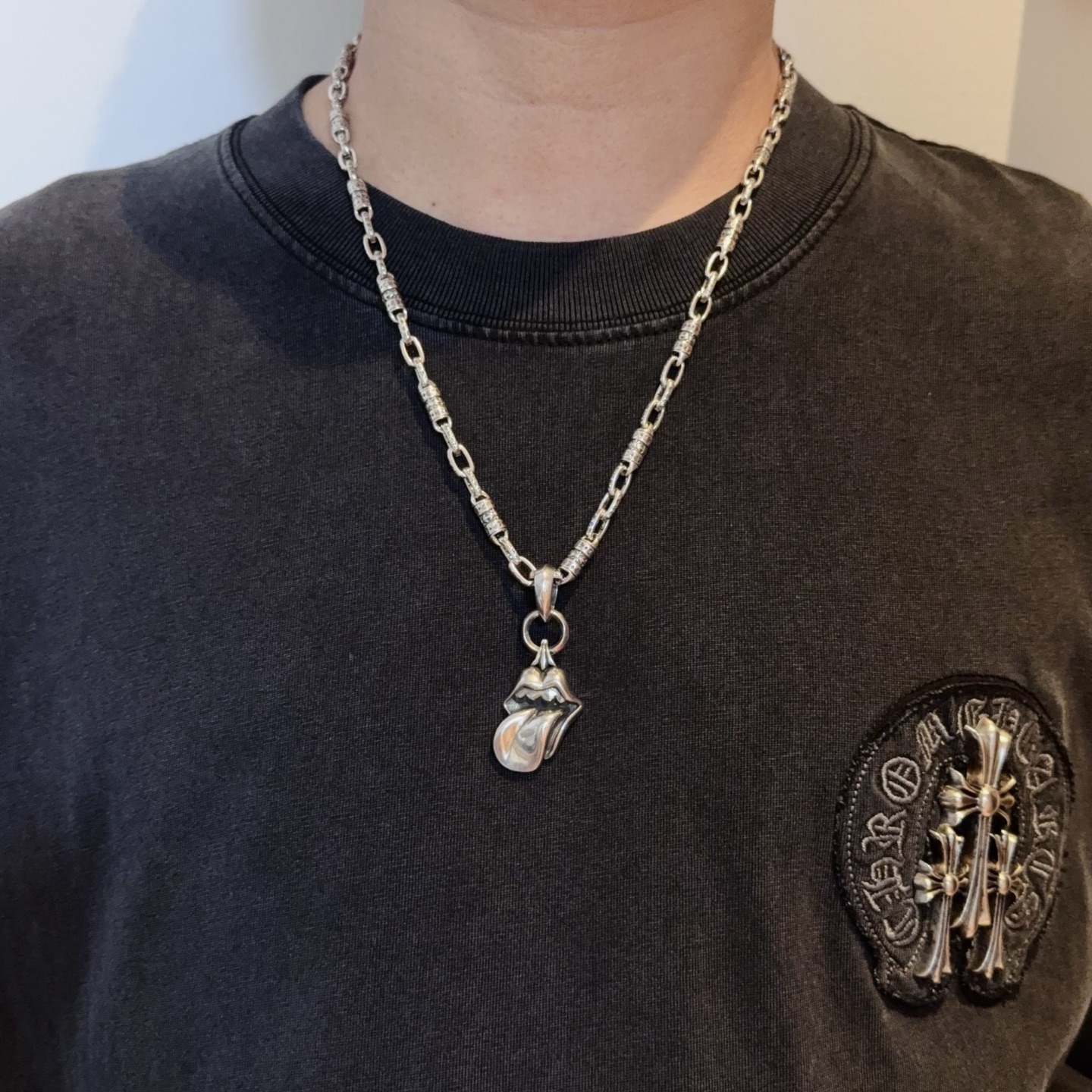  新款【专柜品质】Chrome Hearts克罗心经典复古互扣项链 大舌头吊坠 凹凸造型不同的花纹设计风