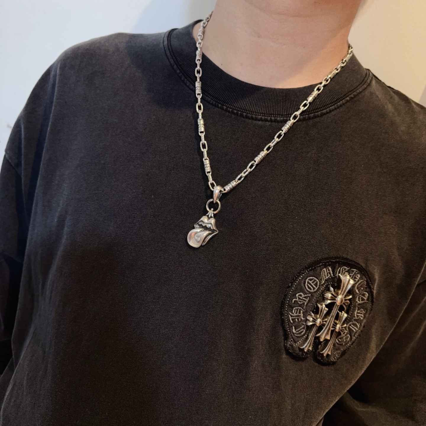  新款【专柜品质】Chrome Hearts克罗心经典复古互扣项链 大舌头吊坠 凹凸造型不同的花纹设计风