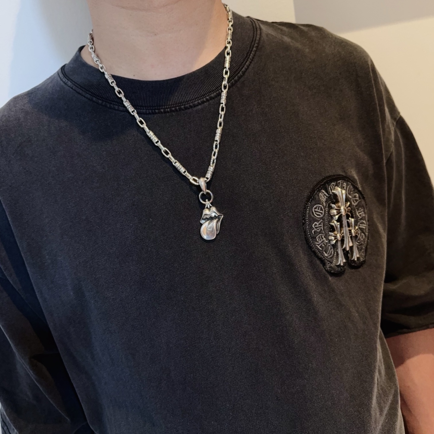  新款【专柜品质】Chrome Hearts克罗心经典复古互扣项链 大舌头吊坠 凹凸造型不同的花纹设计风