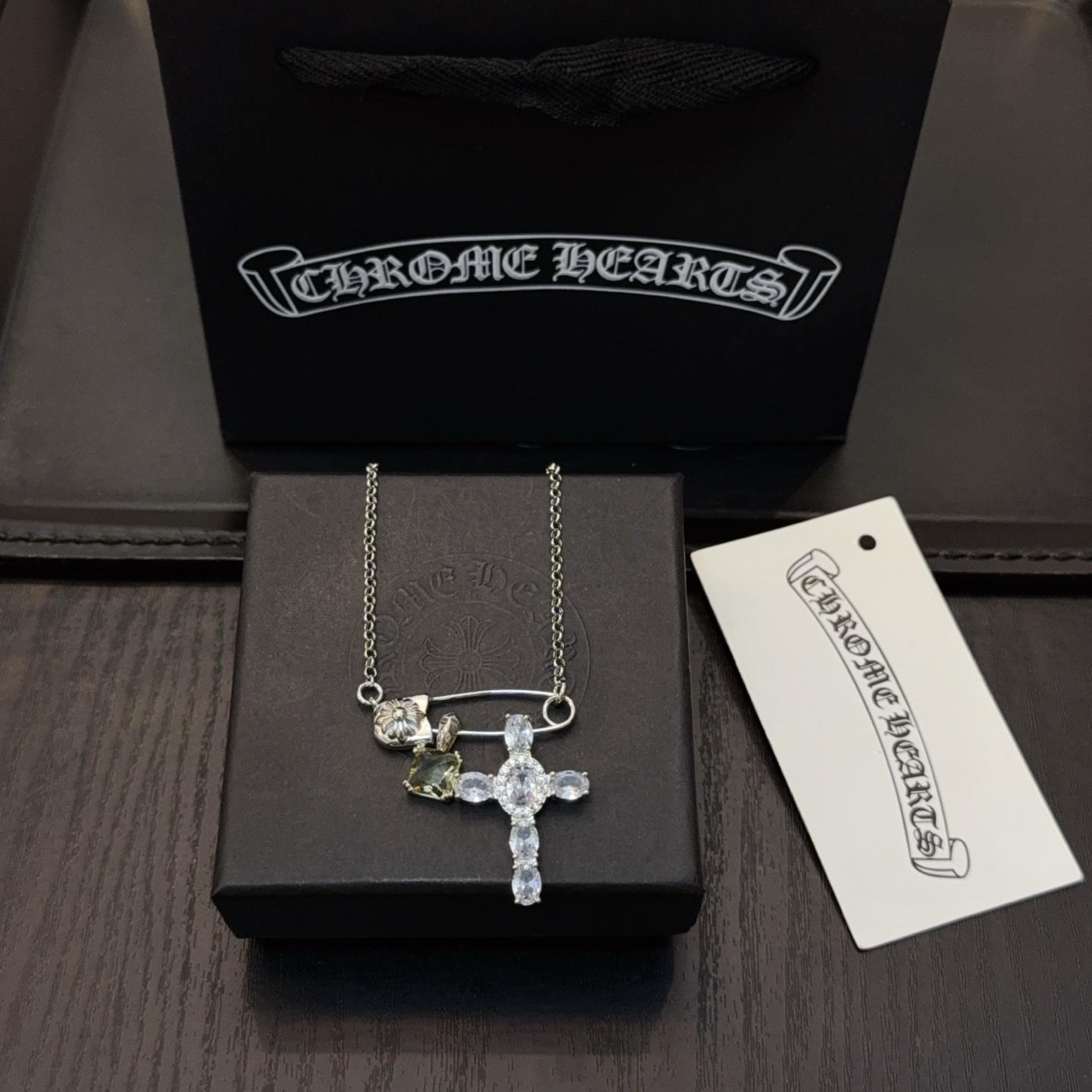   新款【专柜品质】Chrome Hearts克罗心别针十字架项链 凹凸造型不同的花纹设计风格 呈现出与