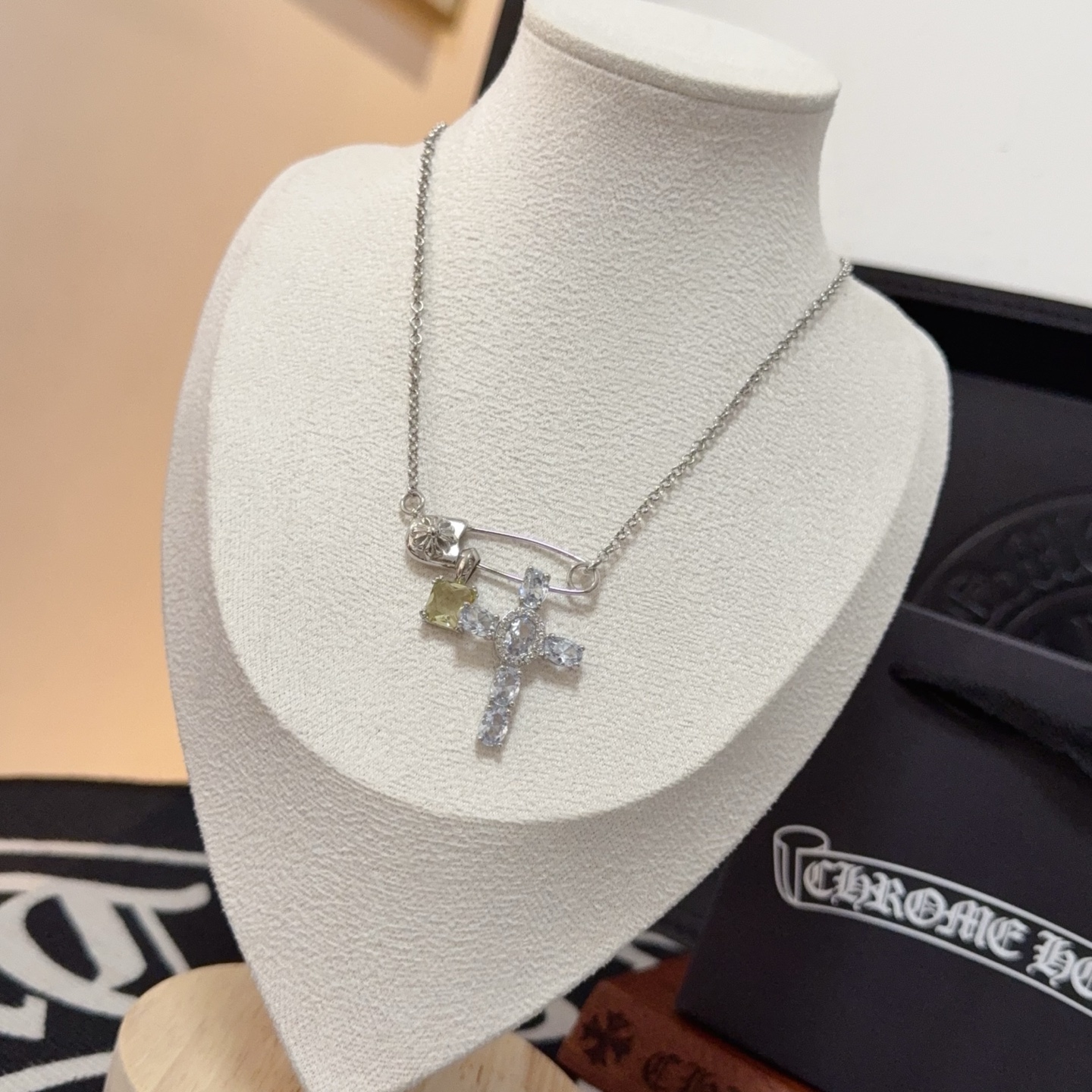   新款【专柜品质】Chrome Hearts克罗心别针十字架项链 凹凸造型不同的花纹设计风格 呈现出与