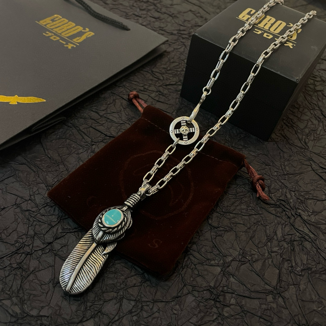 💰140 【新品上架】Goro’s高桥吾郎松石羽毛吊坠,高桥字母项链,顶级版本,认准独家拍摄,主攻高端市场 ,快手/ins/小红书热门款,绝对区别普通版本!图片产品细节与ZP一致!原版制作工艺 精工品质 纯手工打造 ~正品开模💝潮流时尚必备 男女均可佩戴 情侣款同款 摇滚朋克泰银风格 复古元素 潮流百搭 官网同款❤️