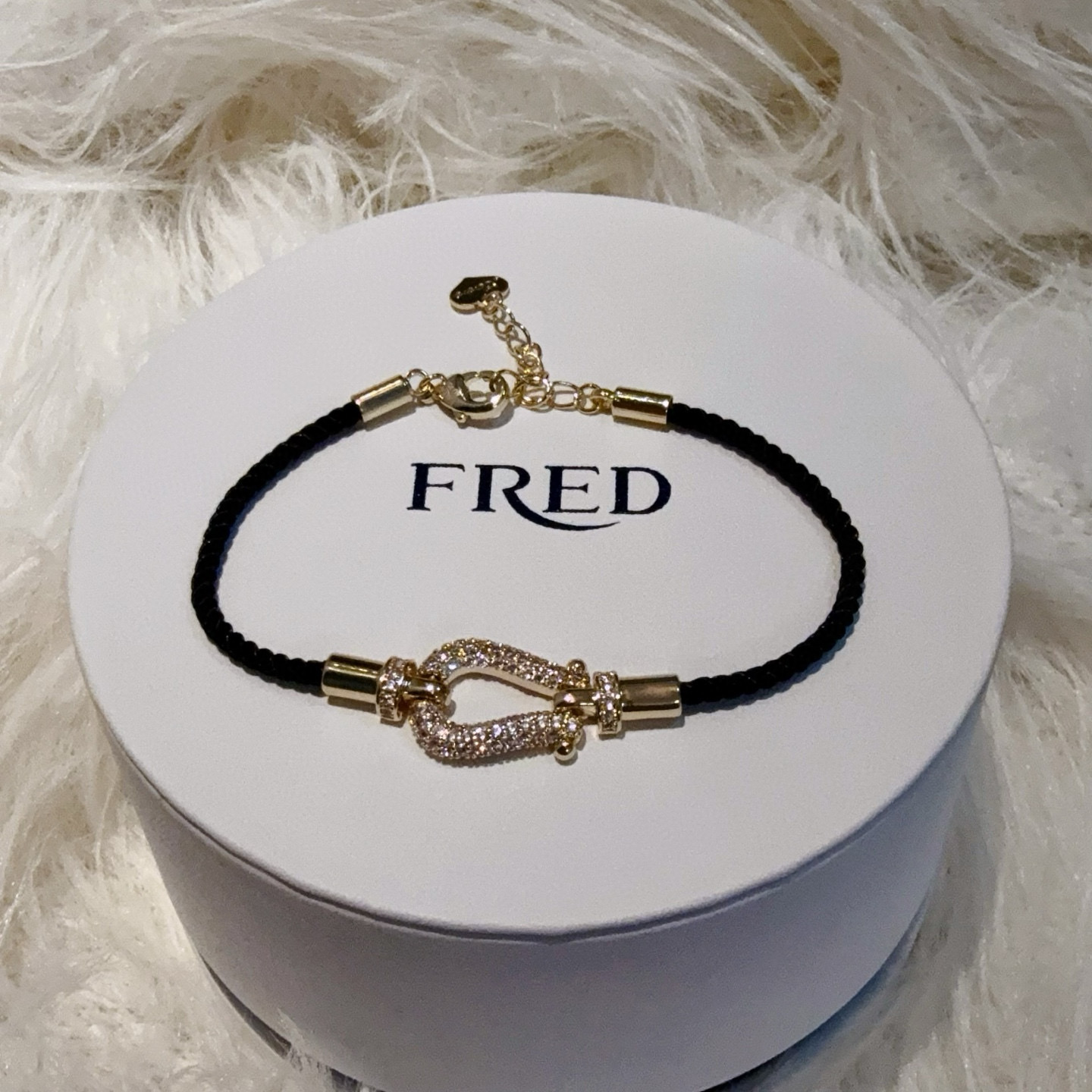 NO:381366,Popular Feredman Diamond Horseshoe Buckle Bracelet, versatile, internet celebrity expert, a must-have item for fashion, stylish and exquisite, 11 pairs of customized versions, thickened electroplating 18k technology, different from the ordinary version on the market, the effect of getting used is very versatile!  !  , jewelry boutique, bracelet, bracelet19860909火爆 费雷德满钻马蹄扣手镯手链,经百搭,网红达人 时尚一族备必单品,时尚精致,11对版定制,加厚电镀18k工艺,区别市面上普通版本上手效果非常百搭！！,饰品精品,bracelet,bracelet,Jewelry