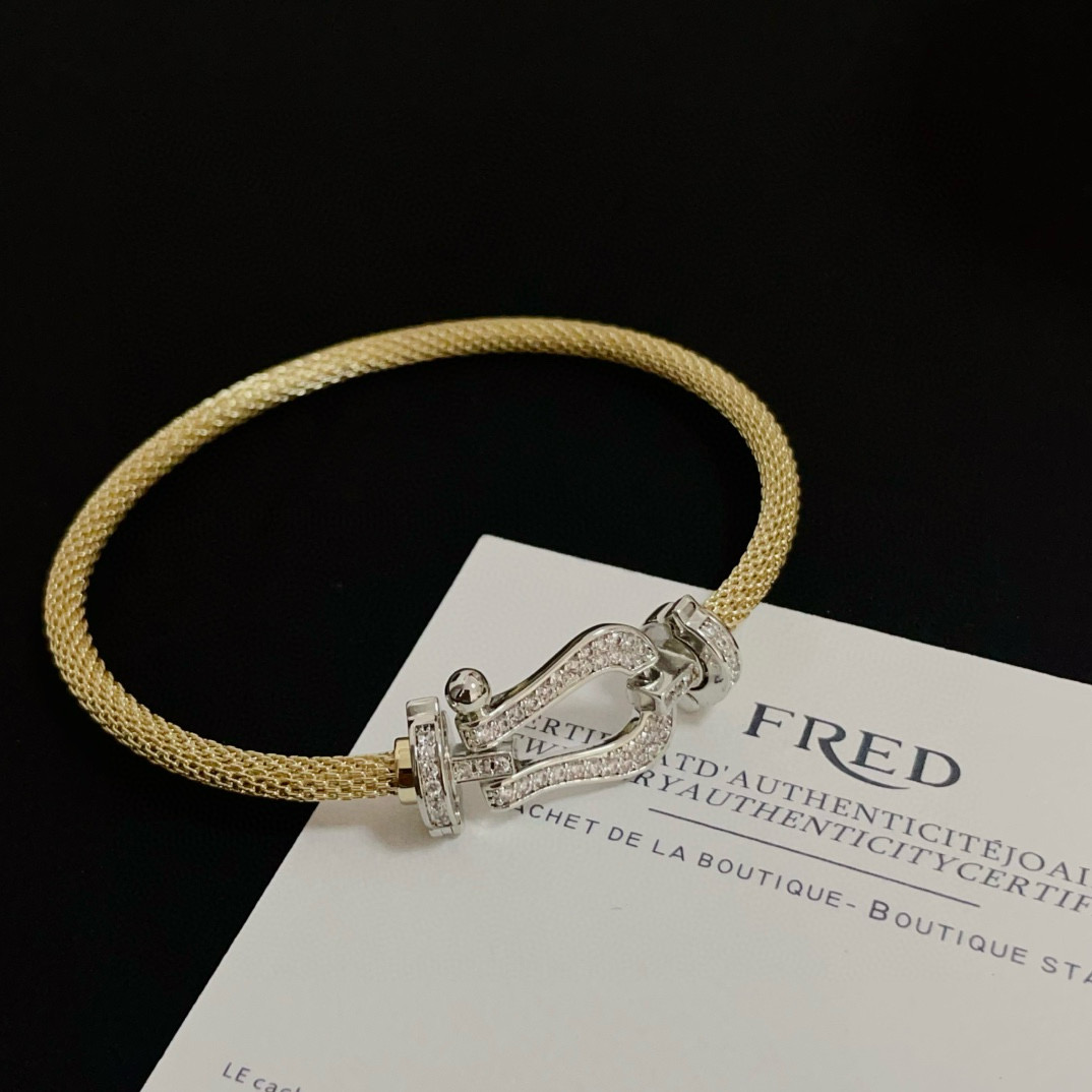  ❤火爆🎉 𝗙𝗥𝗘𝗗 费雷德满钻马蹄手镯手绳，经典百搭，网红达人 时尚一族备必‬单品，时尚精致，1：1对