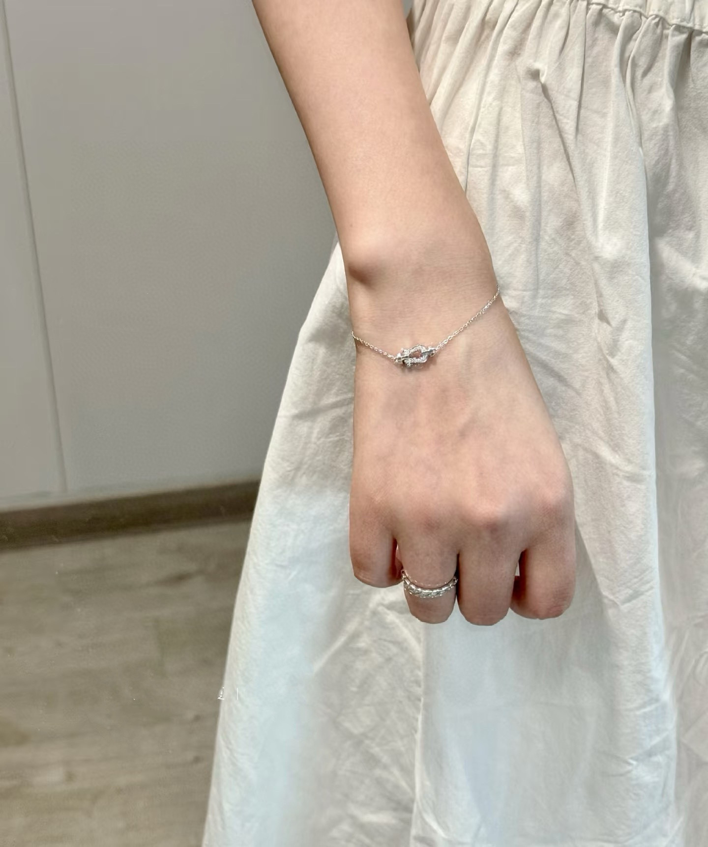 NO:381372,Ferredman Diamond Horseshoe Buckle Bracelet, Seiko Micro Inlay, High-end Customization, counter material, thickened electroplating technology, logo, simple and high-end feel, full of temperament, can be worn with many bracelets and bracelets in daily life., jewelry boutique, bracelet, bracelet19860909费雷德满钻马蹄扣手链,精工微镶,高端定制,专柜材质,加厚电镀工艺,带logo,简约又有高级感,气质拉满,日常可以和很多手链手镯叠戴.,饰品精品,bracelet,bracelet,Jewelry