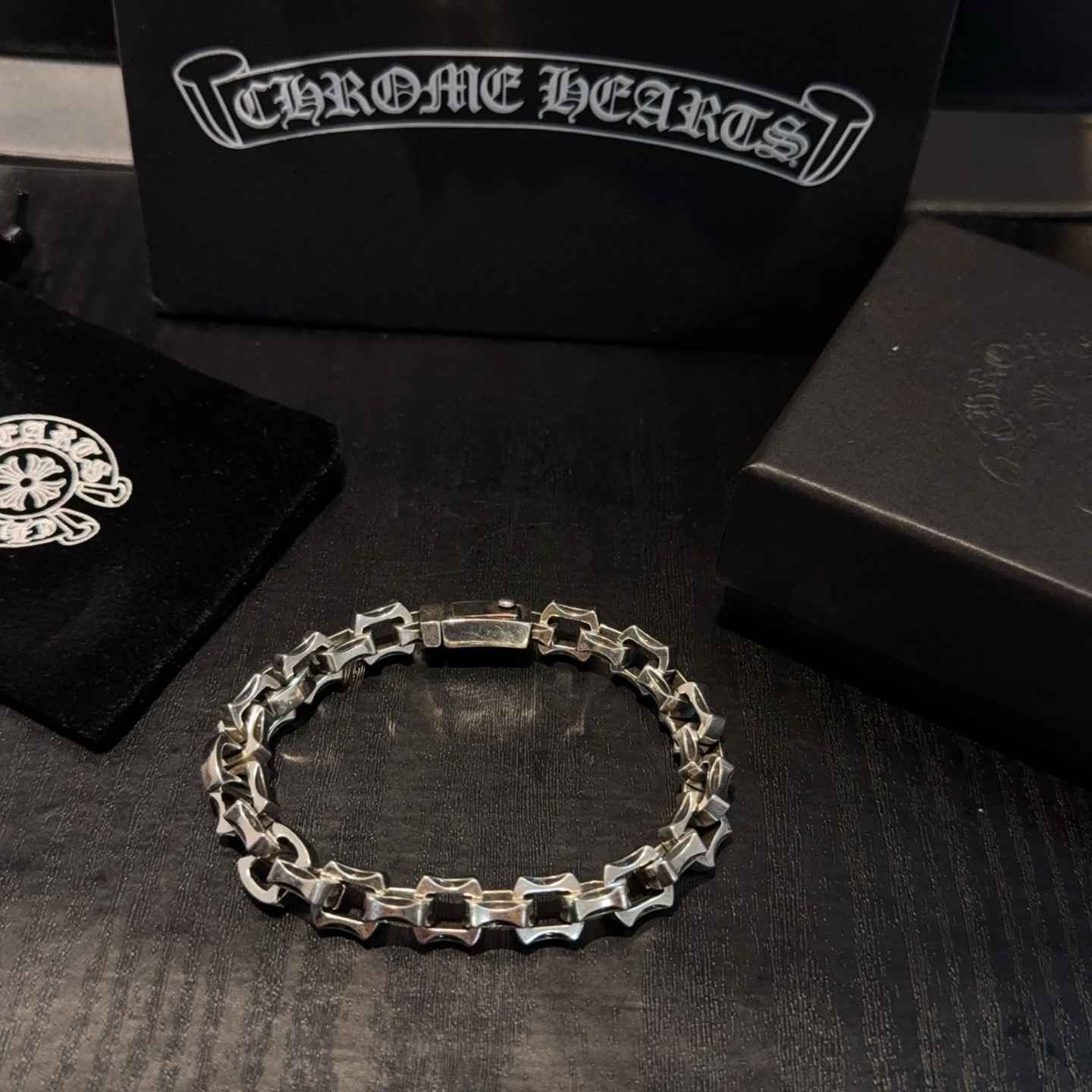  新款【专柜品质】Chrome Hearts克罗心手链 ，凹凸造型不同的花纹设计风格呈现出与众不同 十字