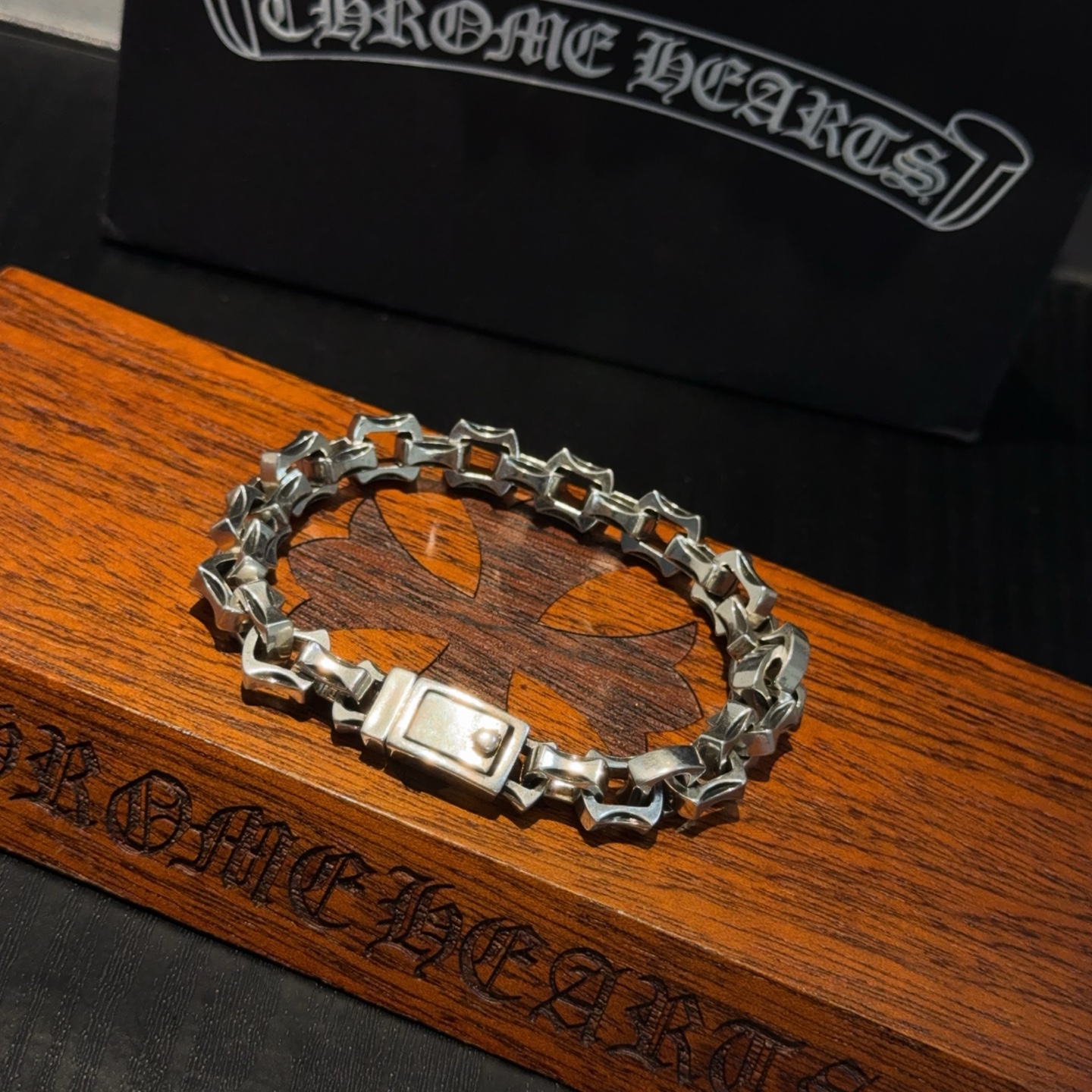  新款【专柜品质】Chrome Hearts克罗心手链 ，凹凸造型不同的花纹设计风格呈现出与众不同 十字
