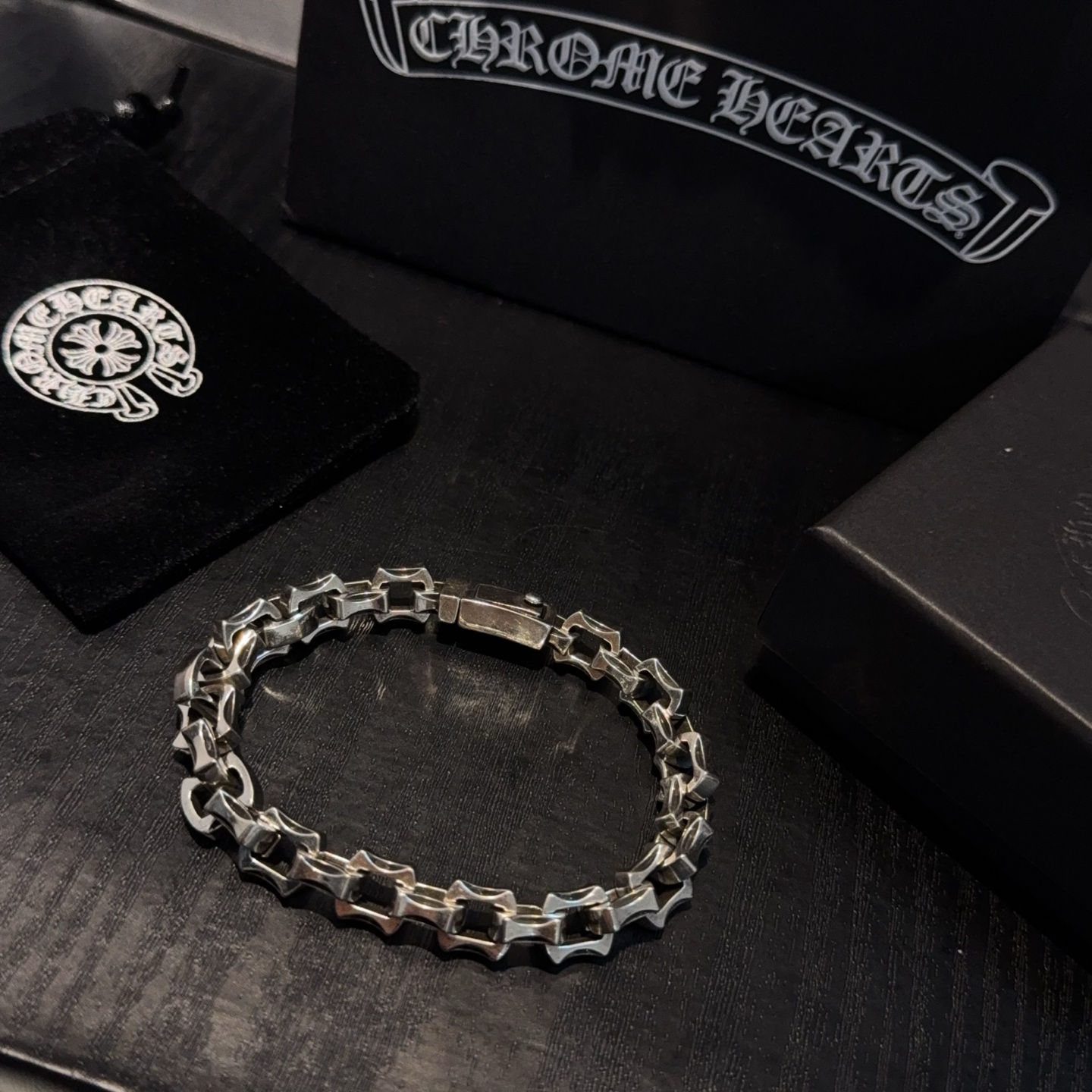  新款【专柜品质】Chrome Hearts克罗心手链 ，凹凸造型不同的花纹设计风格呈现出与众不同 十字