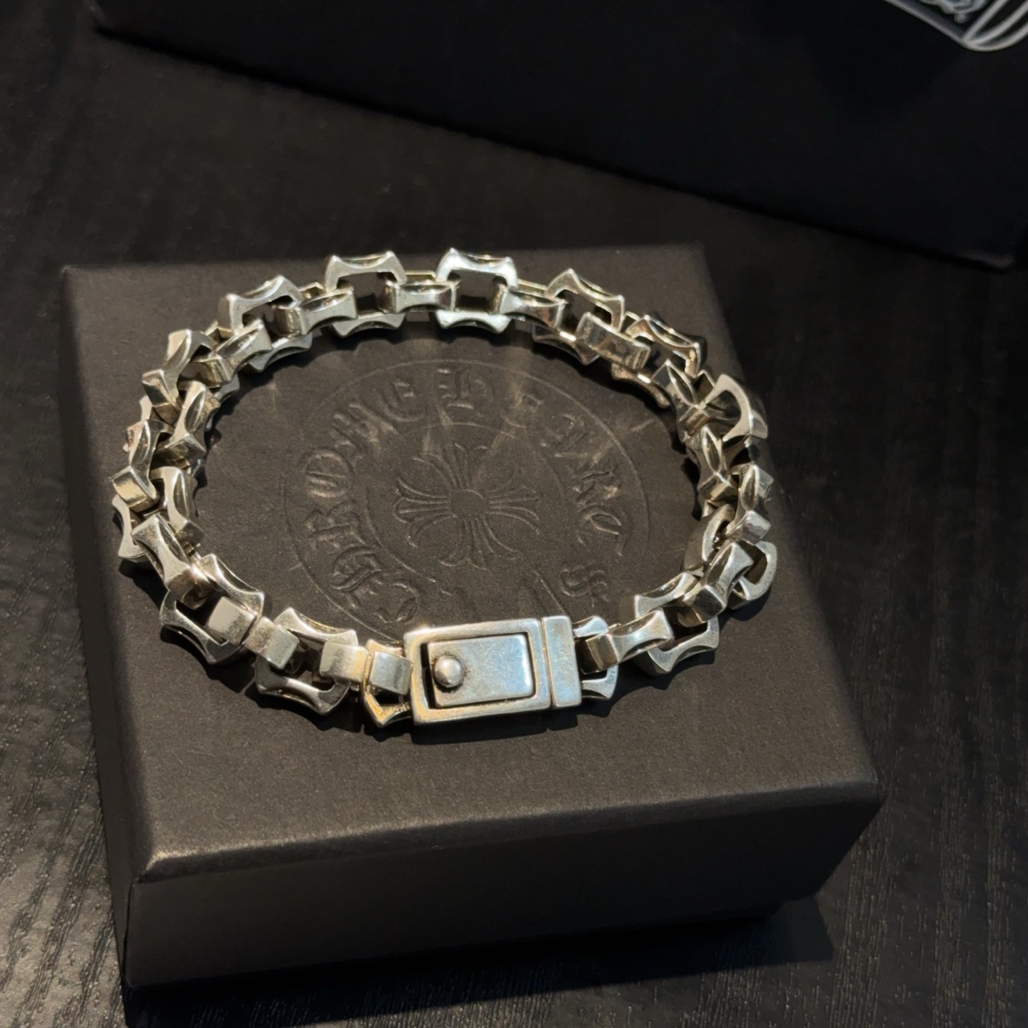  新款【专柜品质】Chrome Hearts克罗心手链 ，凹凸造型不同的花纹设计风格呈现出与众不同 十字