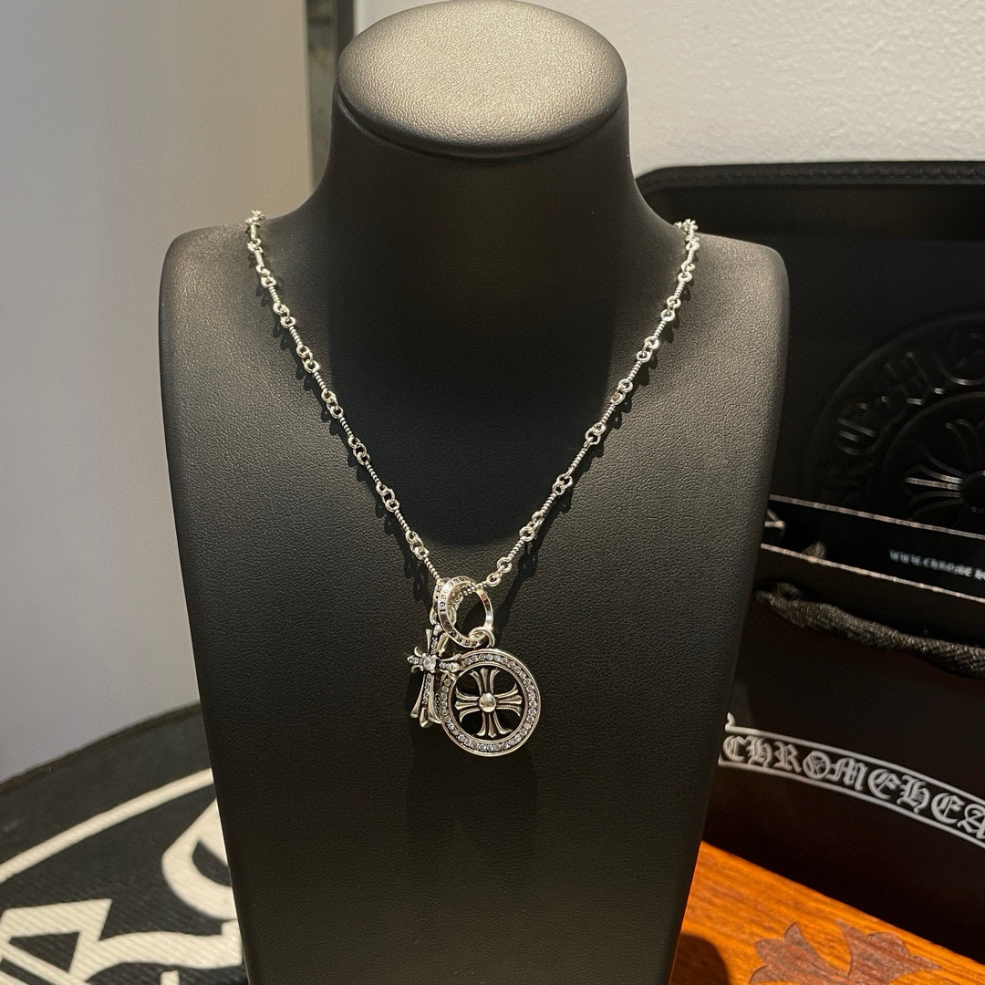 批 新款【专柜品质】Chrome Hearts克罗心经典麻花项链，十字架吊坠 凹凸造型不同的花纹设计风格