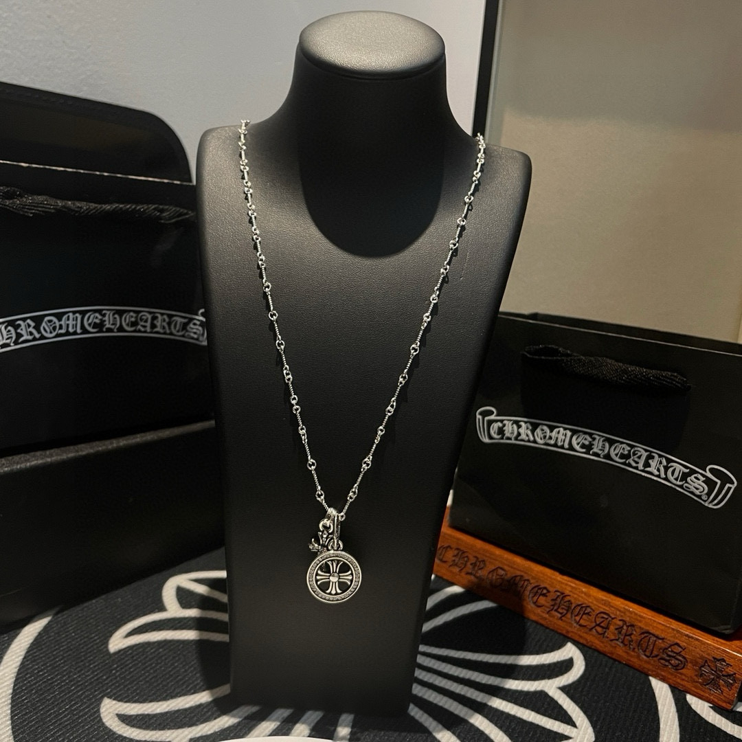 批 新款【专柜品质】Chrome Hearts克罗心经典麻花项链，十字架吊坠 凹凸造型不同的花纹设计风格