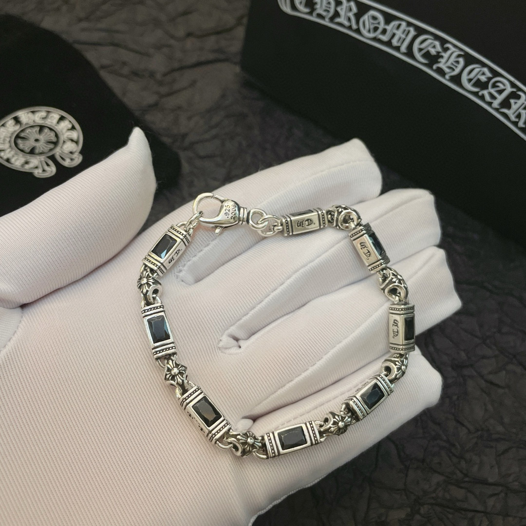  新款【专柜品质】Chrome Hearts克罗心多元素黑钻十字架手链 凹凸造型不同的花纹设计风格呈现出