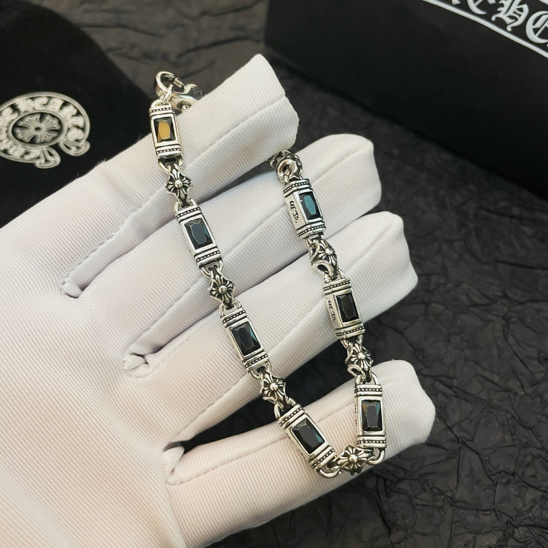  新款【专柜品质】Chrome Hearts克罗心多元素黑钻十字架手链 凹凸造型不同的花纹设计风格呈现出