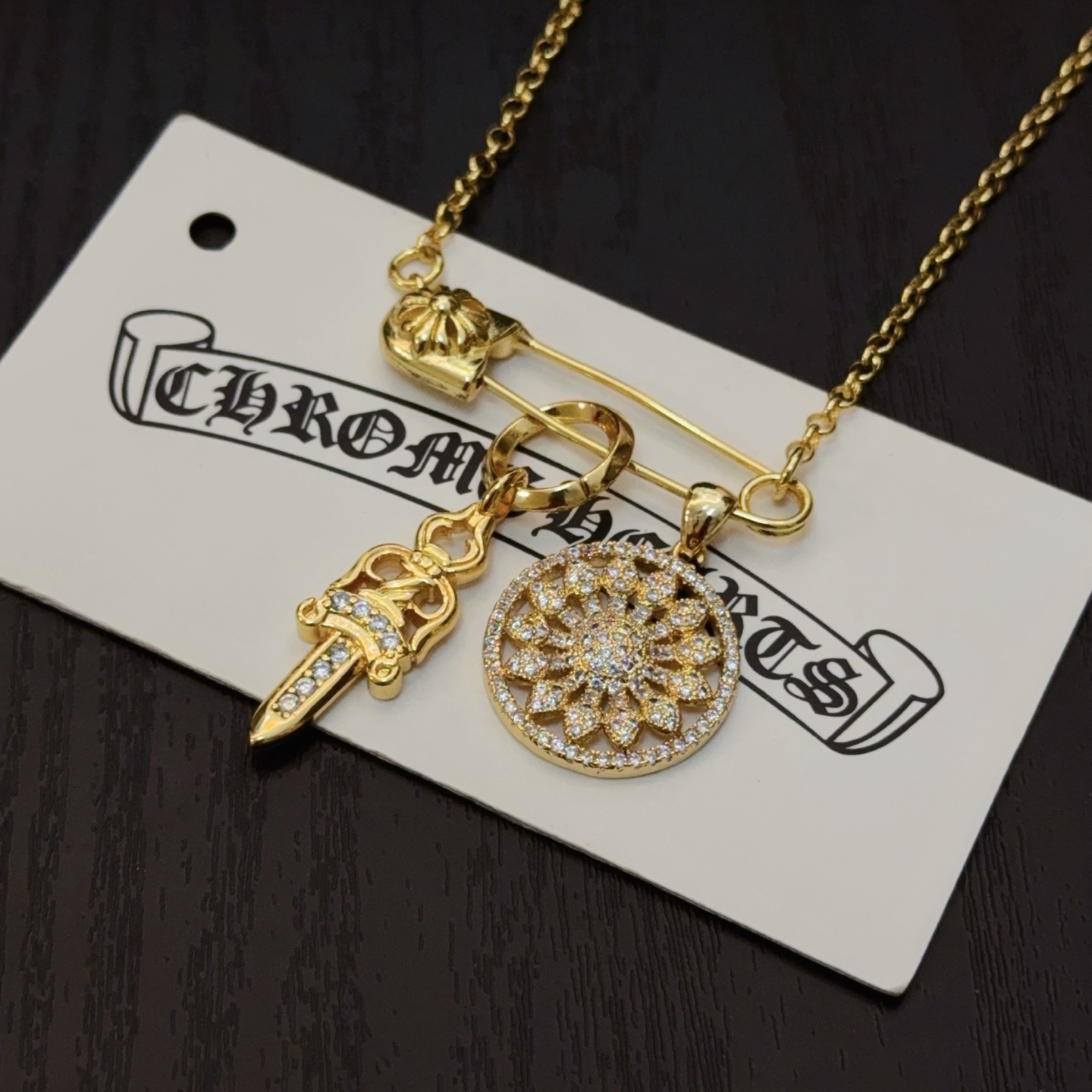   新款【专柜品质】Chrome Hearts克罗心别针太阳花宝剑项链，凹凸造型不同的花纹设计风格呈现出